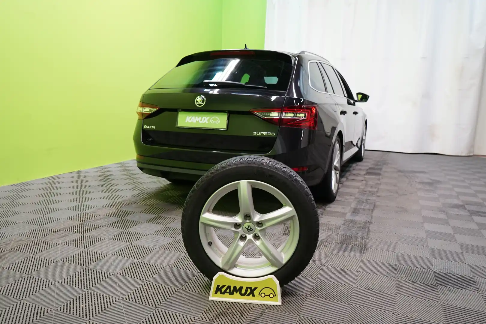 car-image