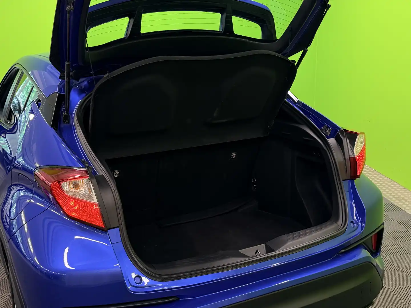car-image