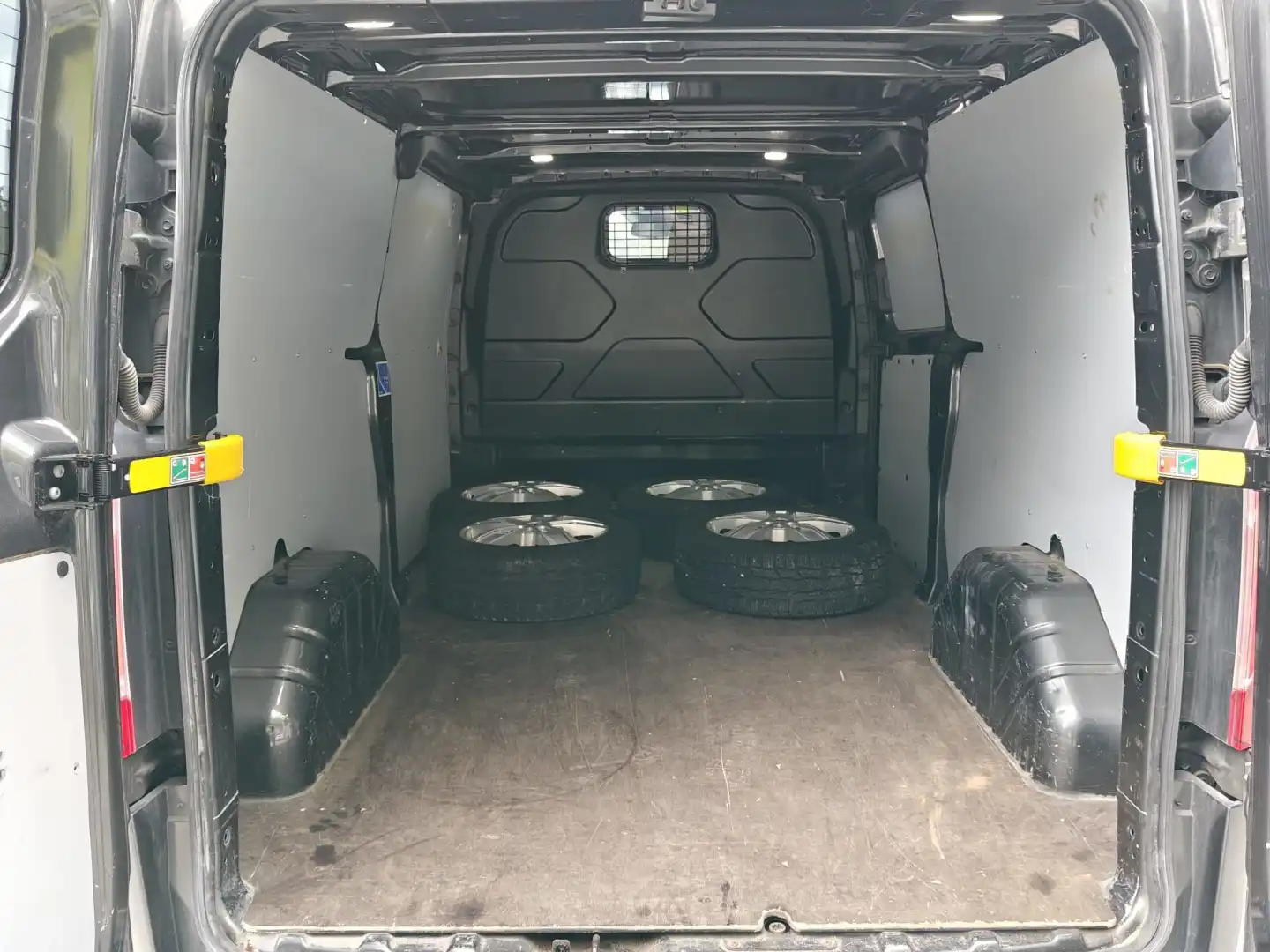 car-image