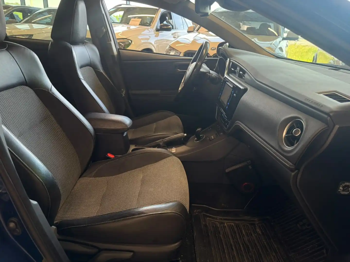 car-image
