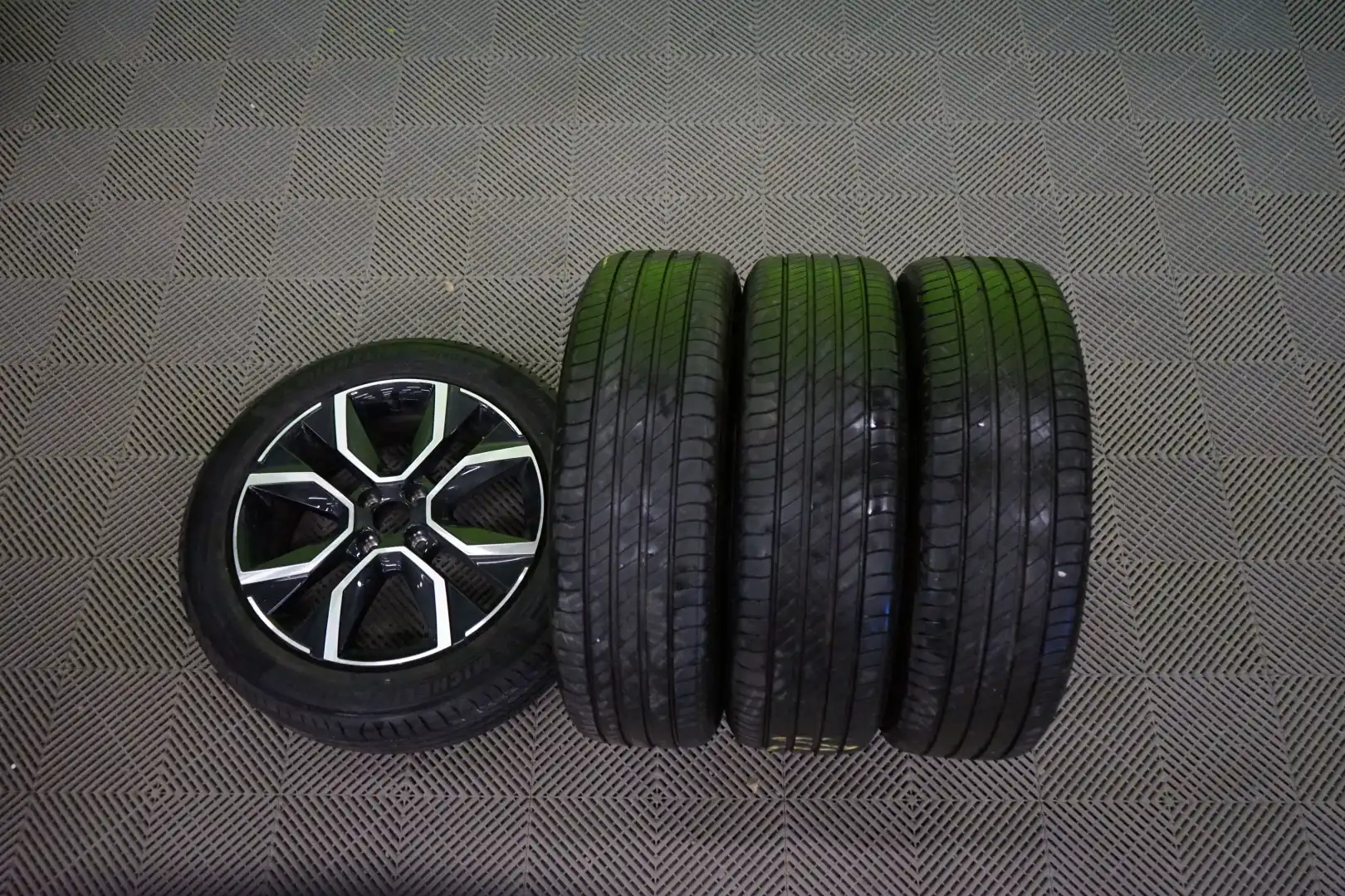 car-image