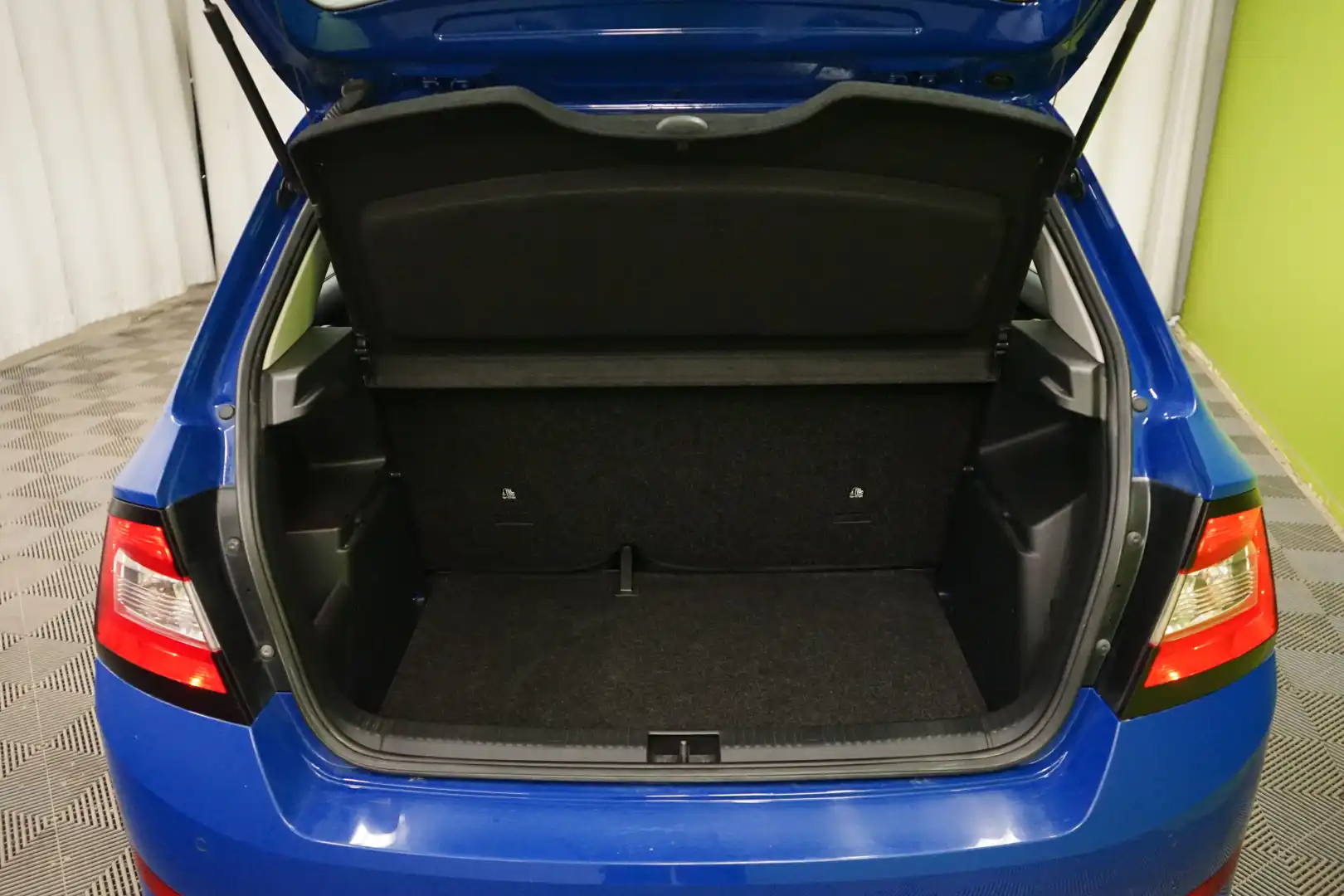 car-image