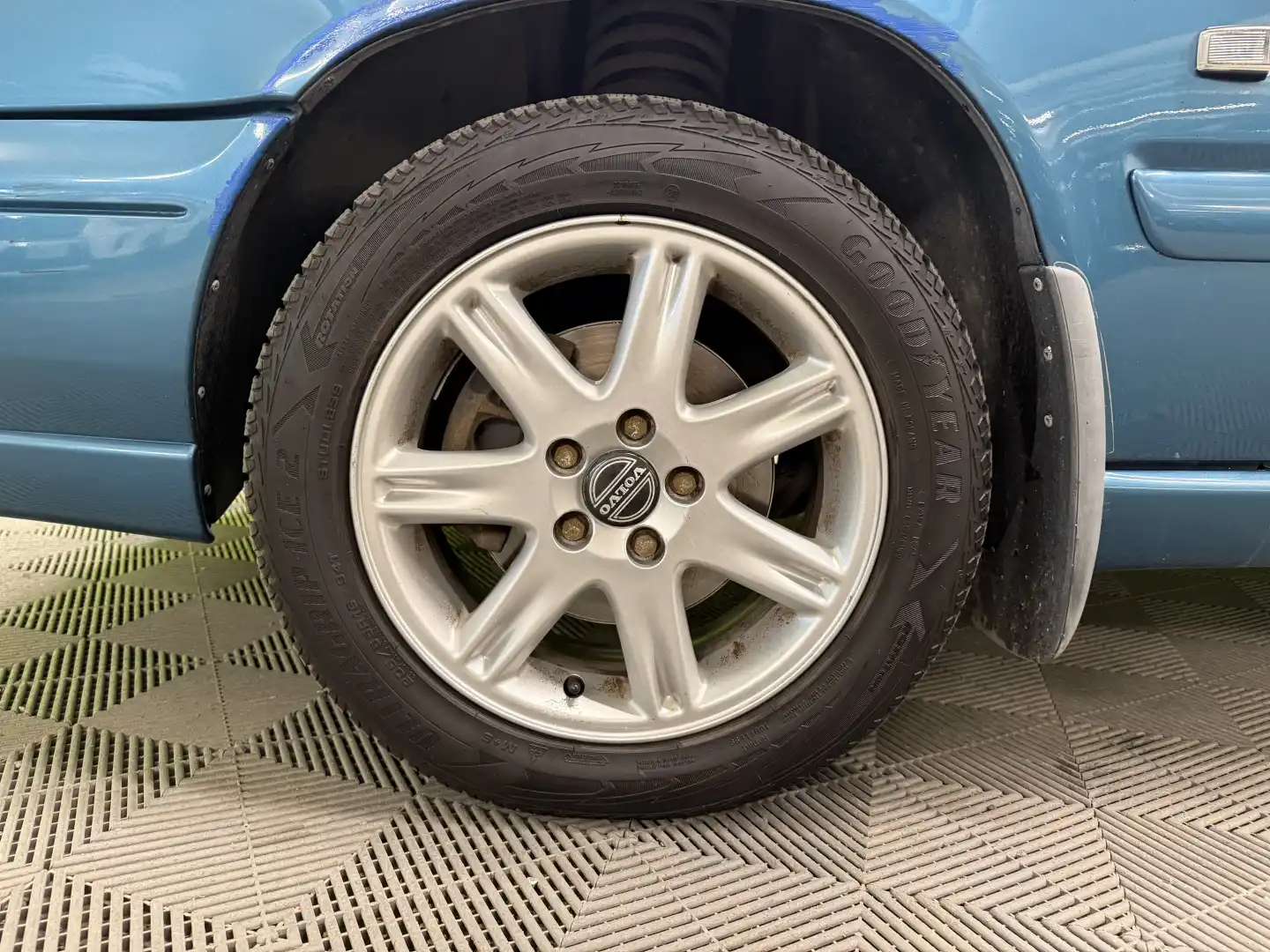 car-image