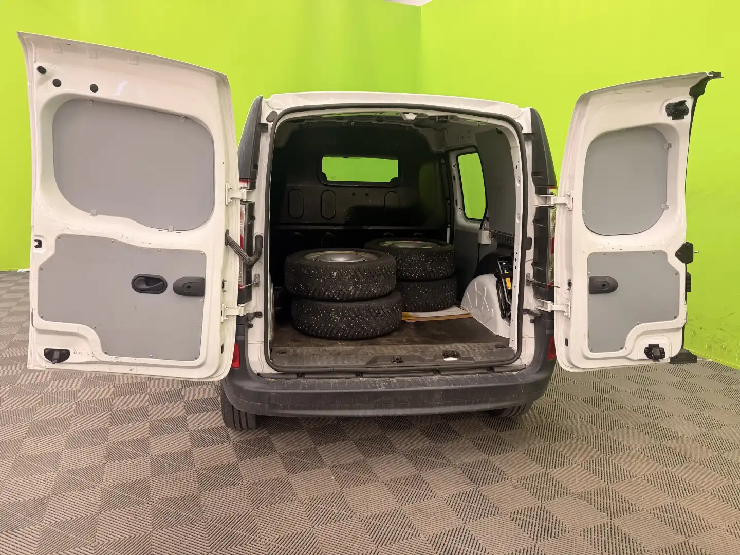 car-image