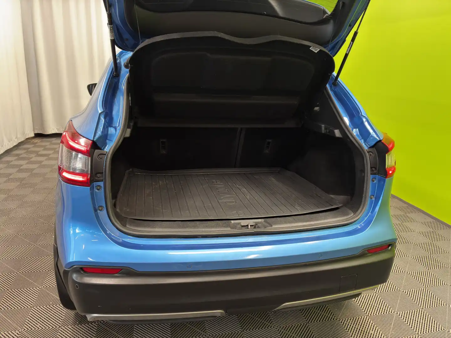 car-image