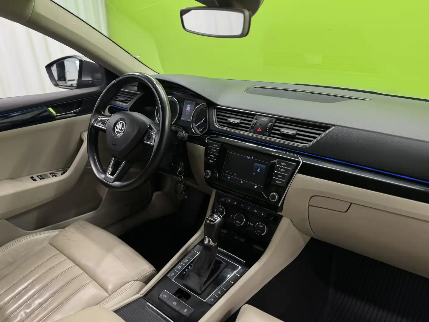 car-image