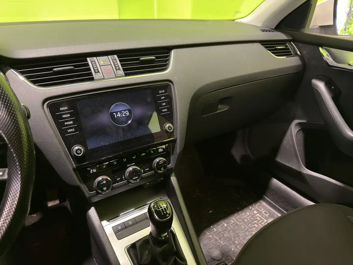 car-image