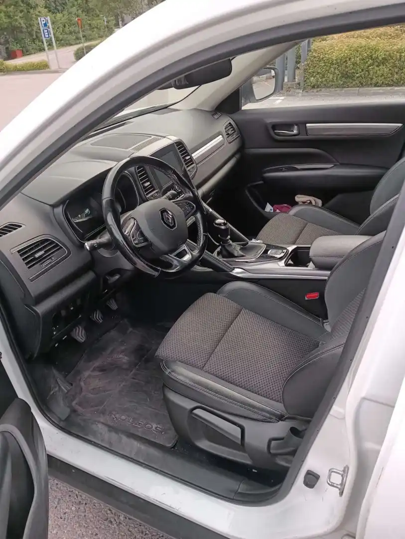 car-image