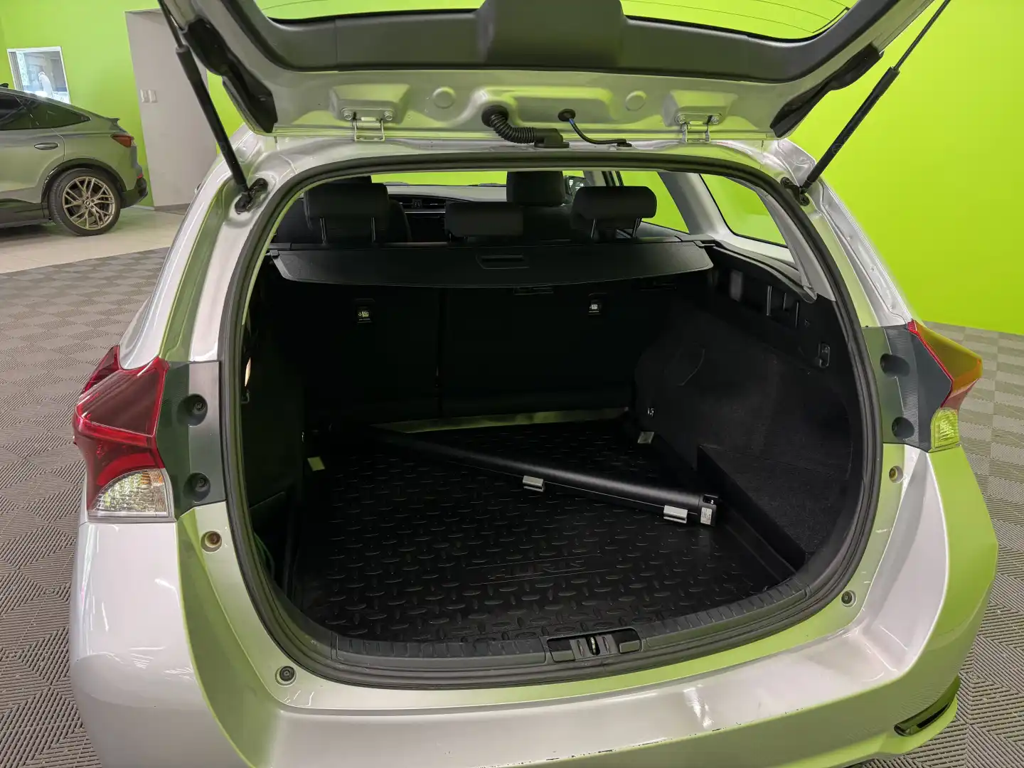 car-image