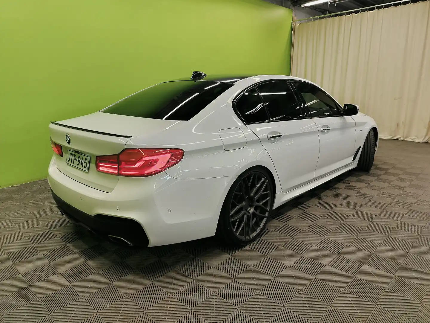 car-image