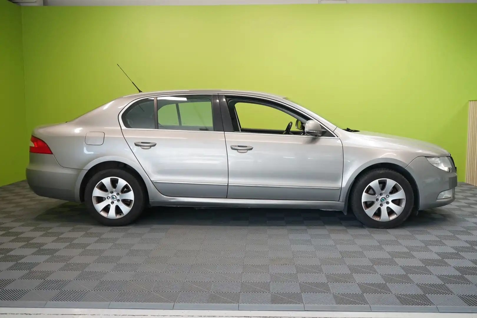 car-image