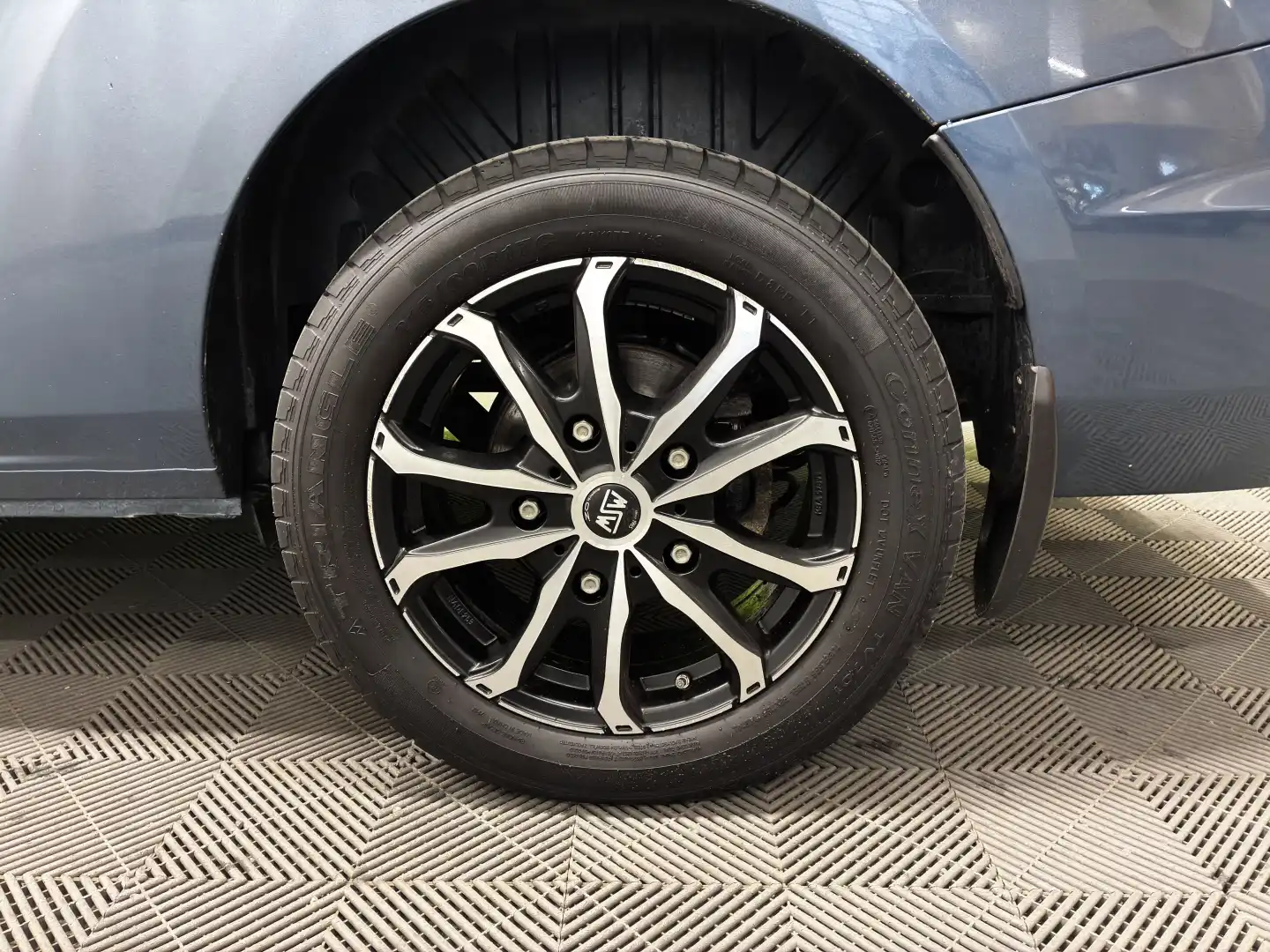 car-image