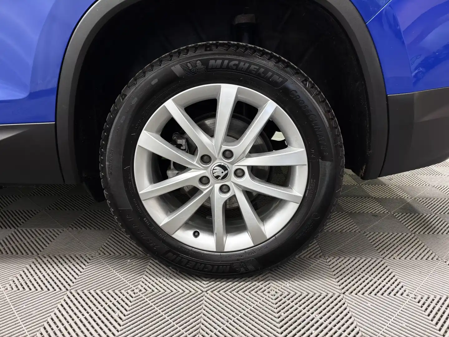 car-image