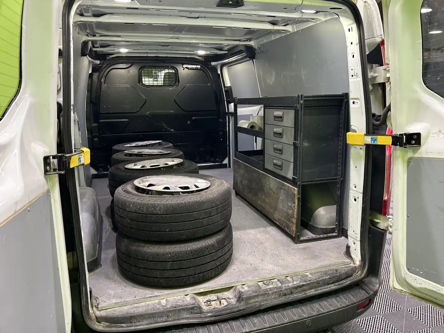 car-image