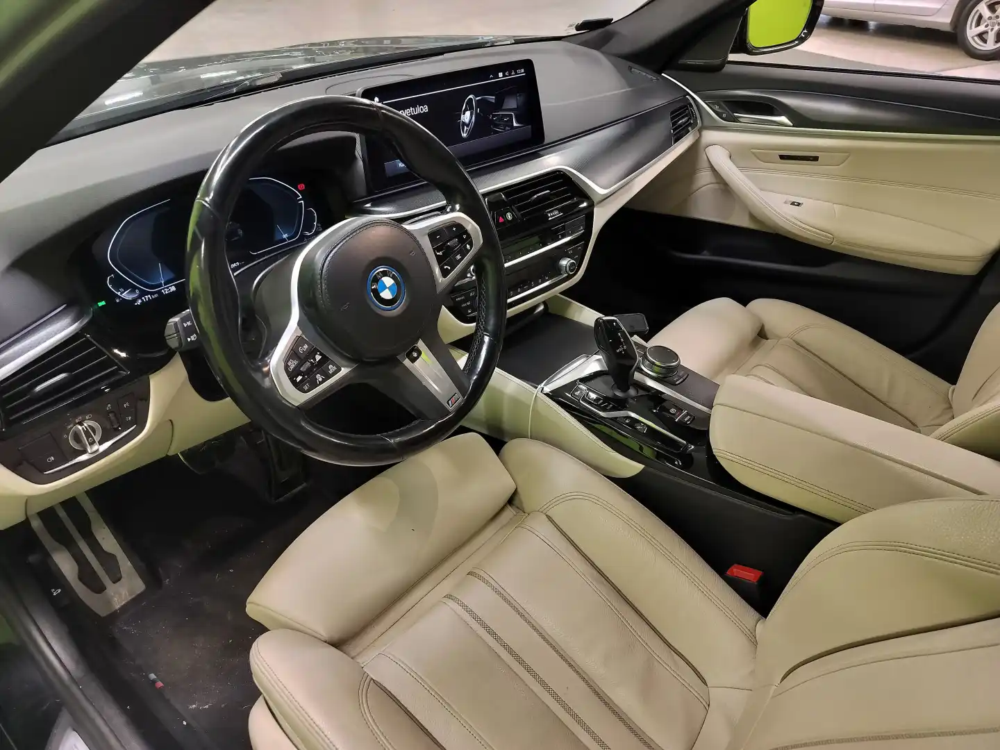 car-image