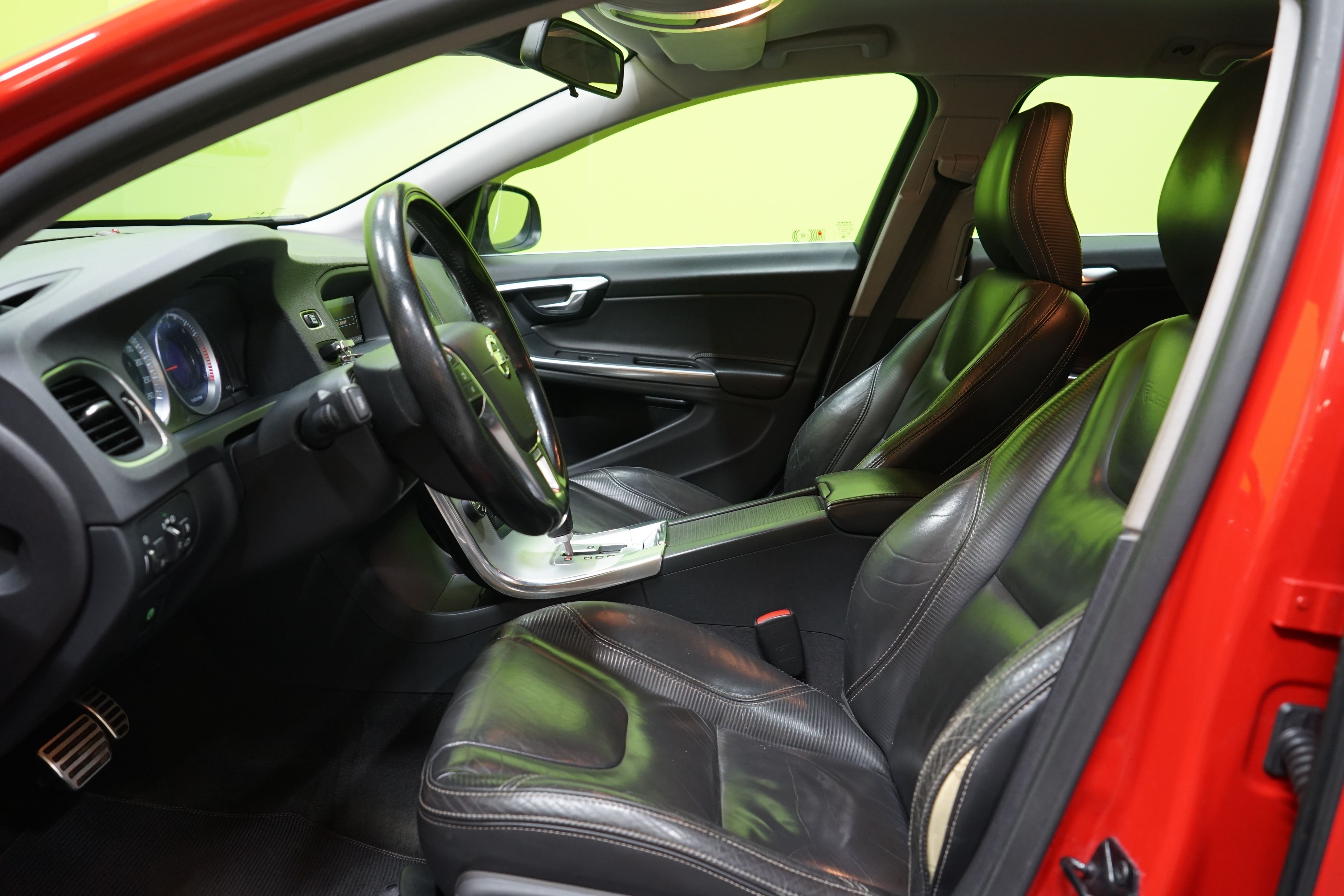 Volvo V60 D5 AWD R-Design aut 2012, kuva 7/24