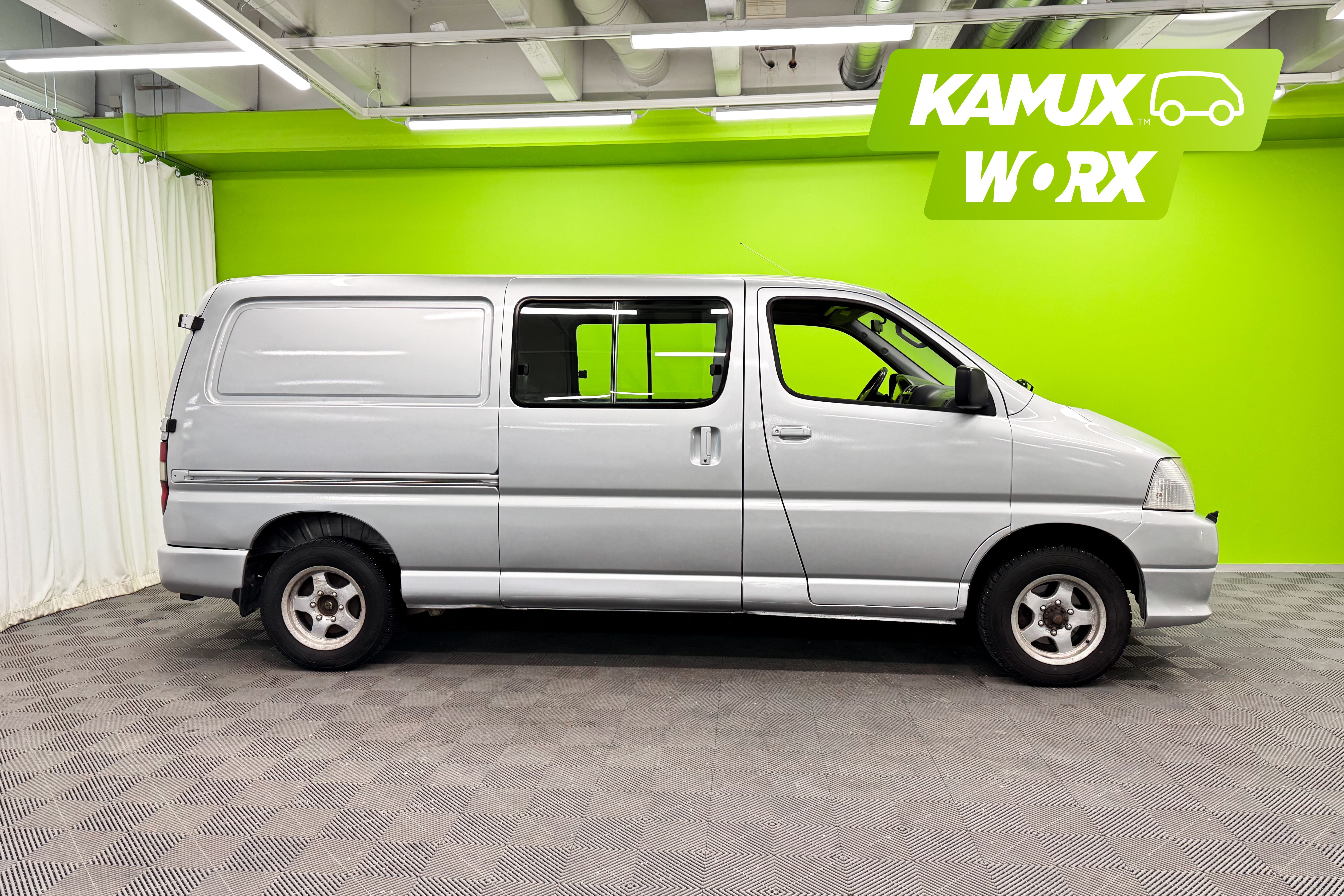 Toyota Hiace 2,5 D-4D 117 5ov pitkä 4WD 2007, kuva 2/14