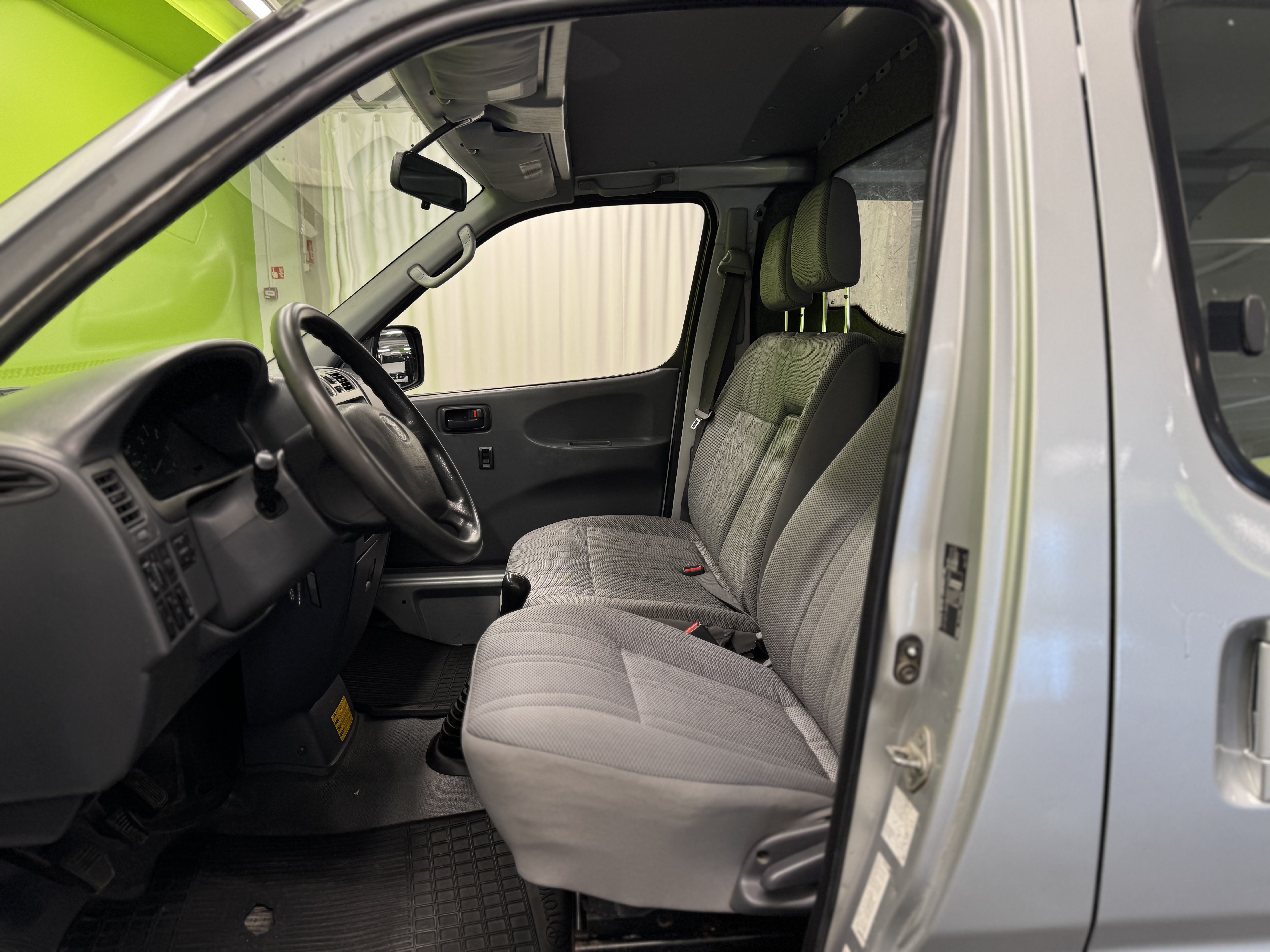 Toyota Hiace 2,5 D-4D 117 5ov pitkä 4WD 2007, kuva 7/14