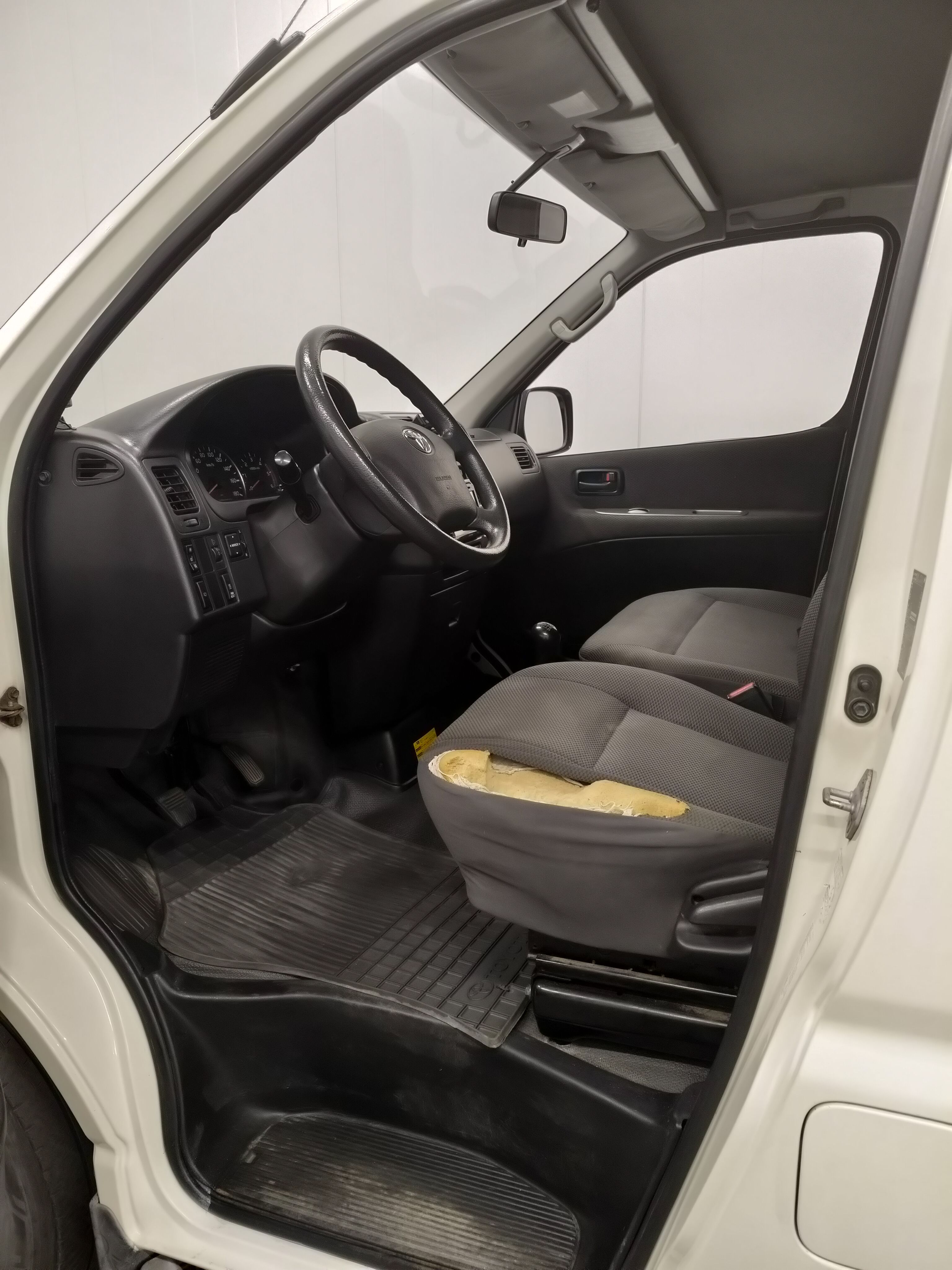 Toyota Hiace 2,5 D-4D 4WD 117 5ov pitkä 2011, kuva 7/17