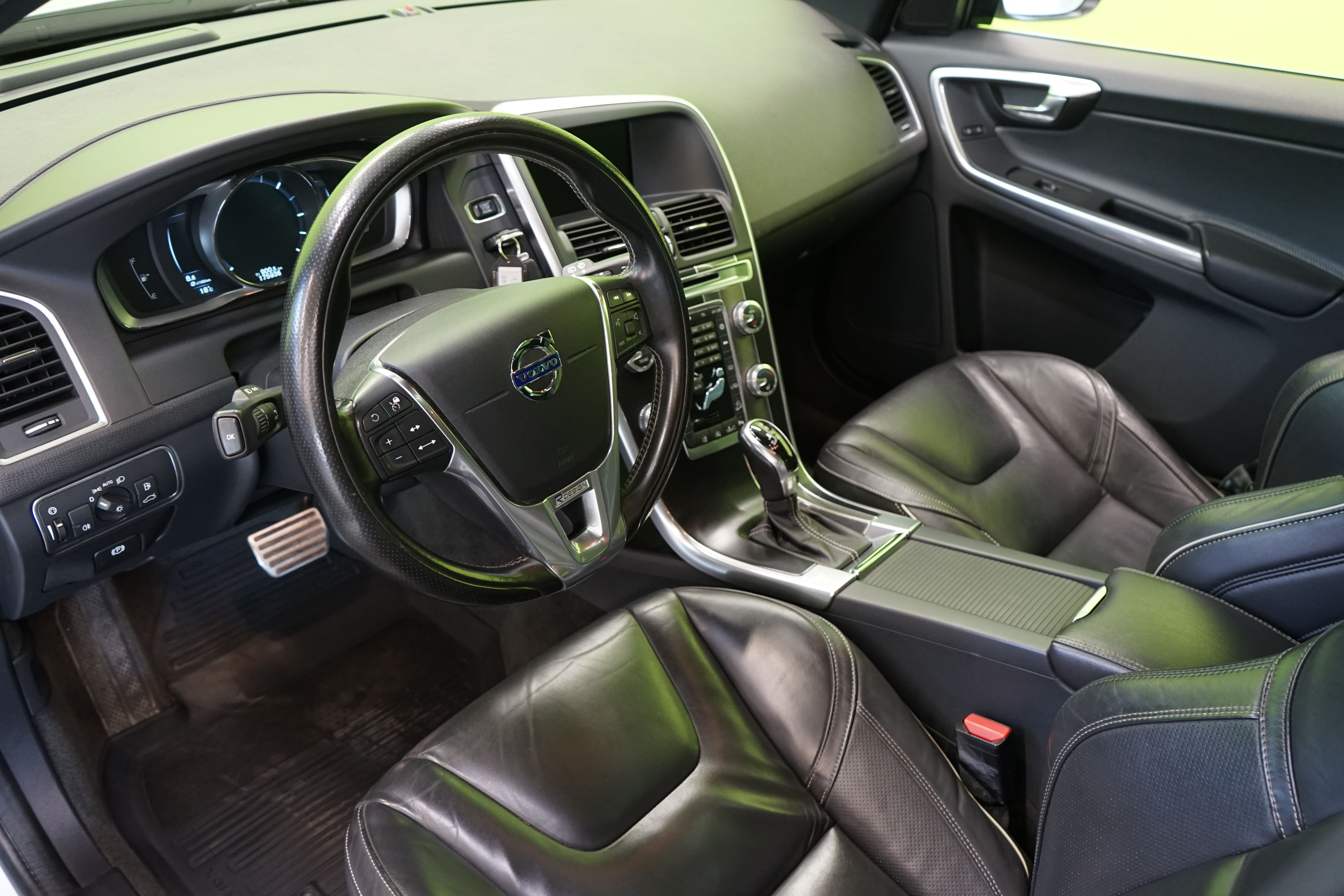 Volvo XC60 D4 AWD R-Design 2016, kuva 6/22