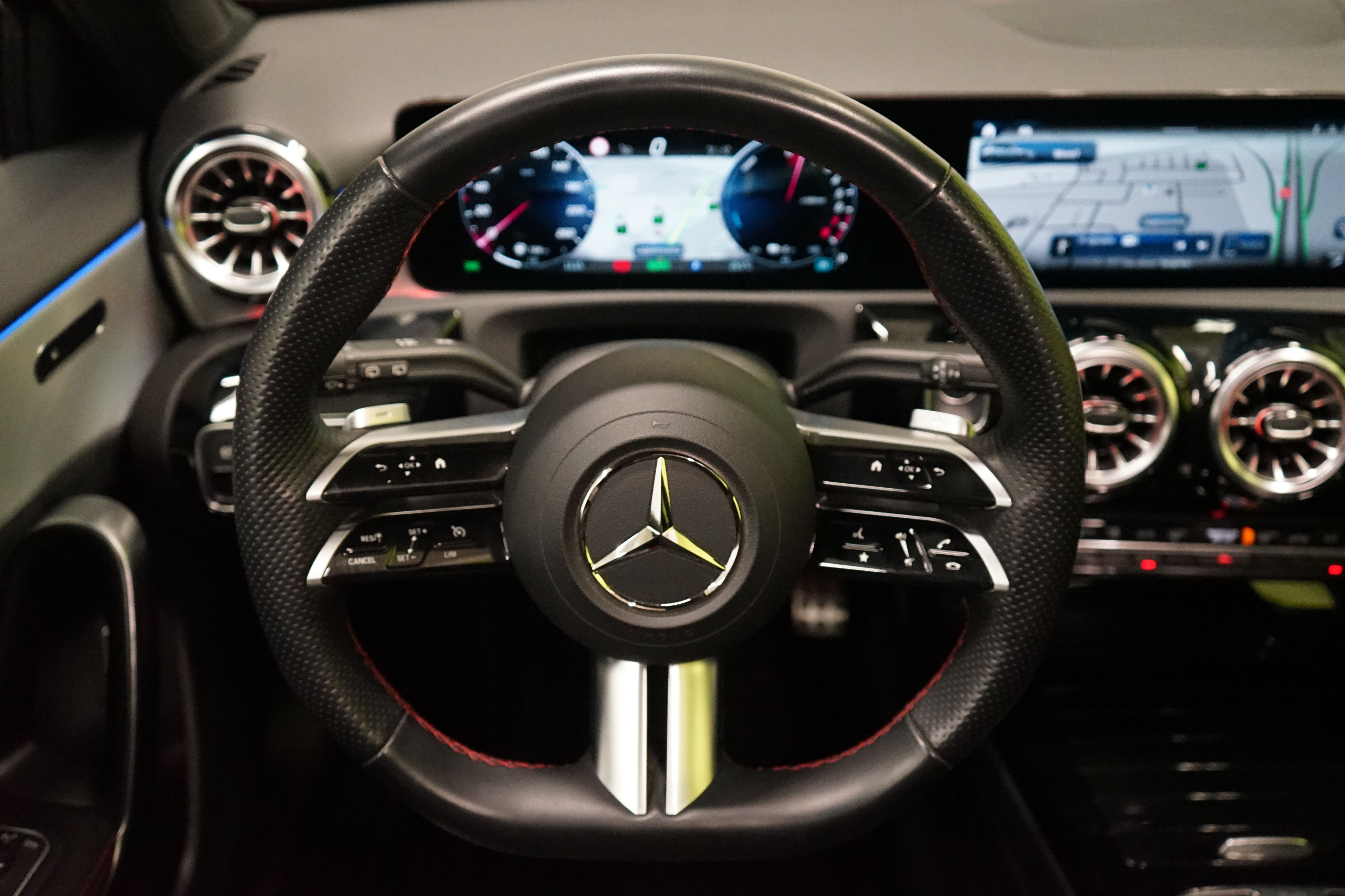 Mercedes-Benz A 250 e A AMG Line 2023, kuva 7/19
