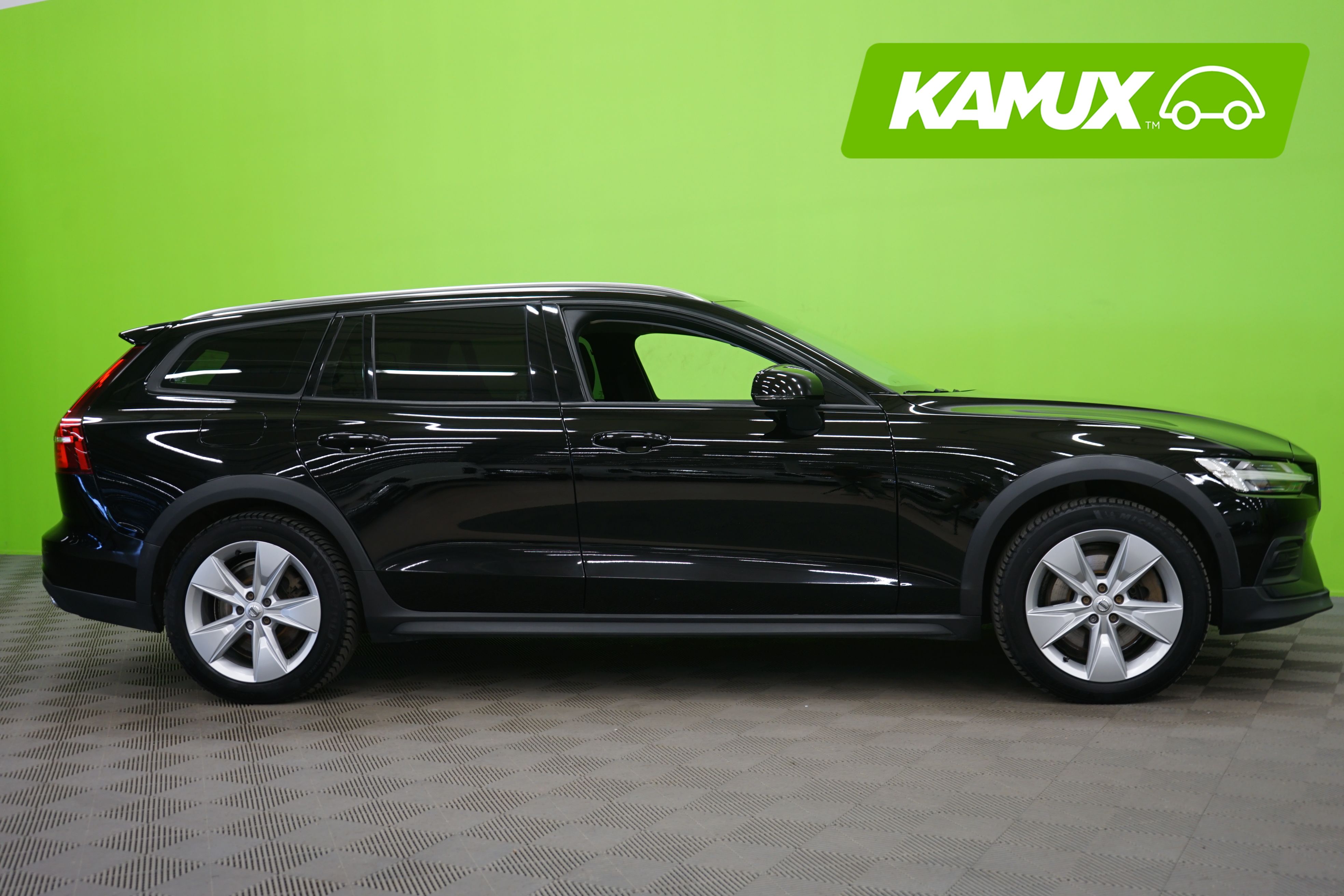 Volvo V60 Cross Country D4 AWD Momentum 2019, kuva 2/19