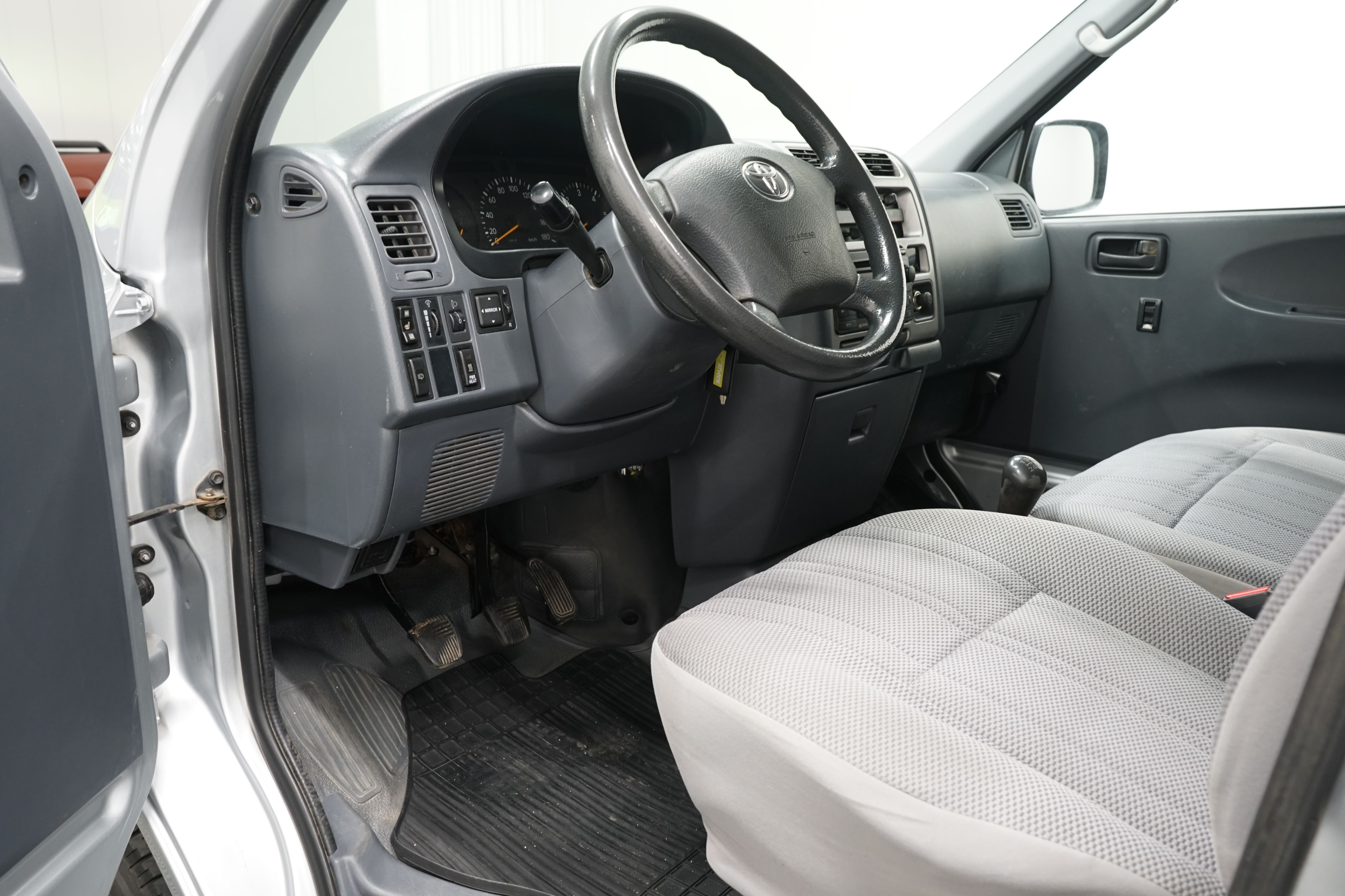 Toyota Hiace 2,5 D-4D 117 5ov pitkä 4WD 2008, kuva 6/15
