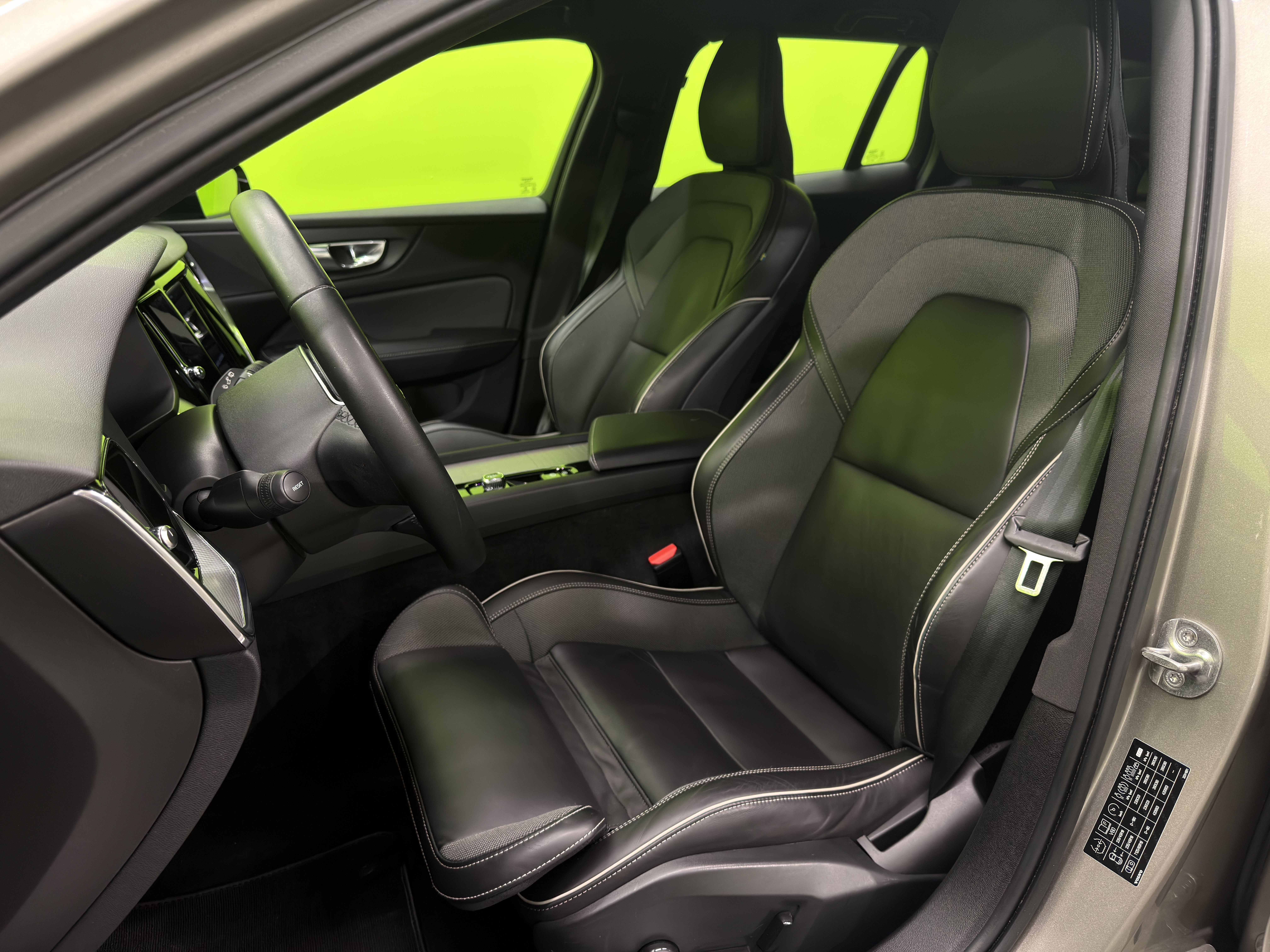 Volvo V60 B3 MHEV Business R-Design aut 2022, kuva 6/27