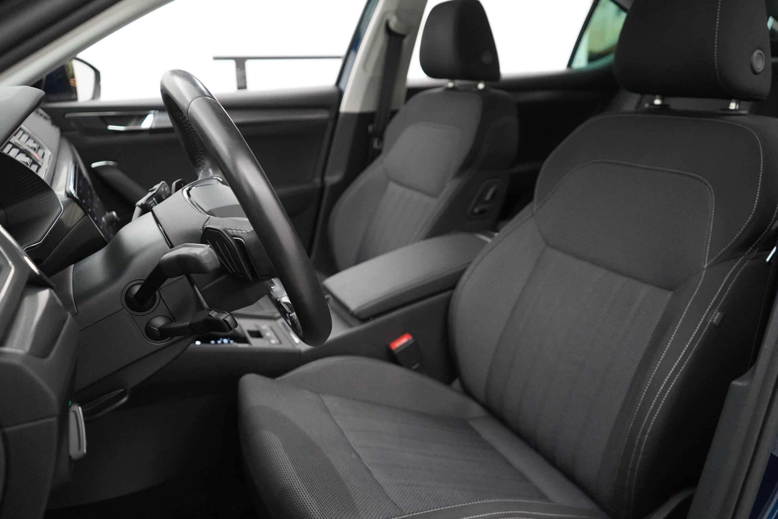 Skoda Superb 2023, photo 7/27