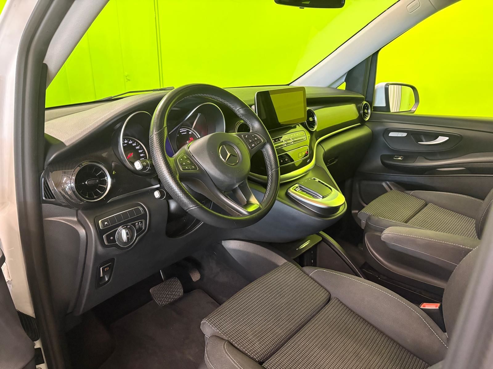 Mercedes-Benz EQV 300 e keskipitkä A2 2022, kuva 7/21