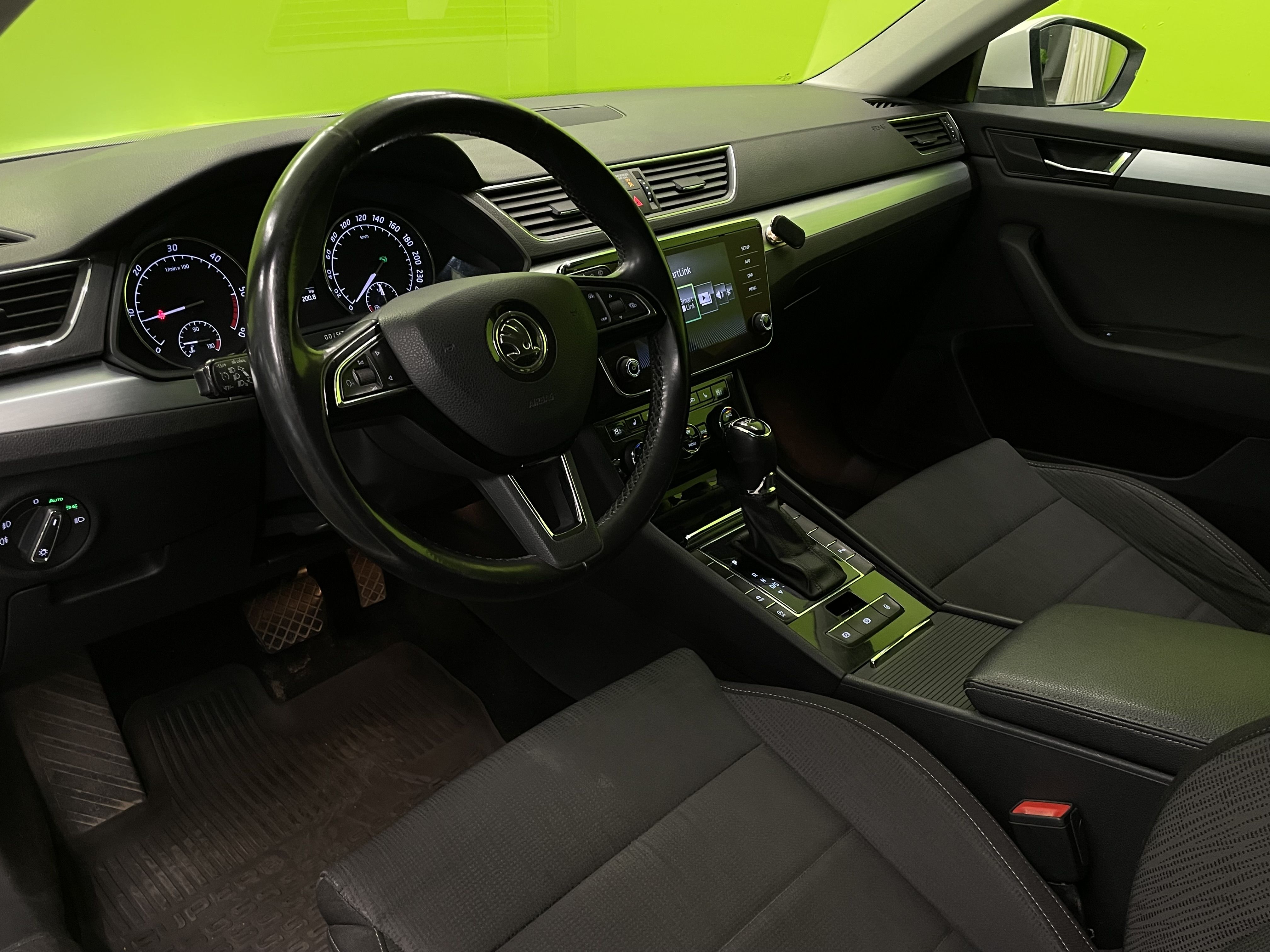 Skoda Superb 2019, photo 6/26