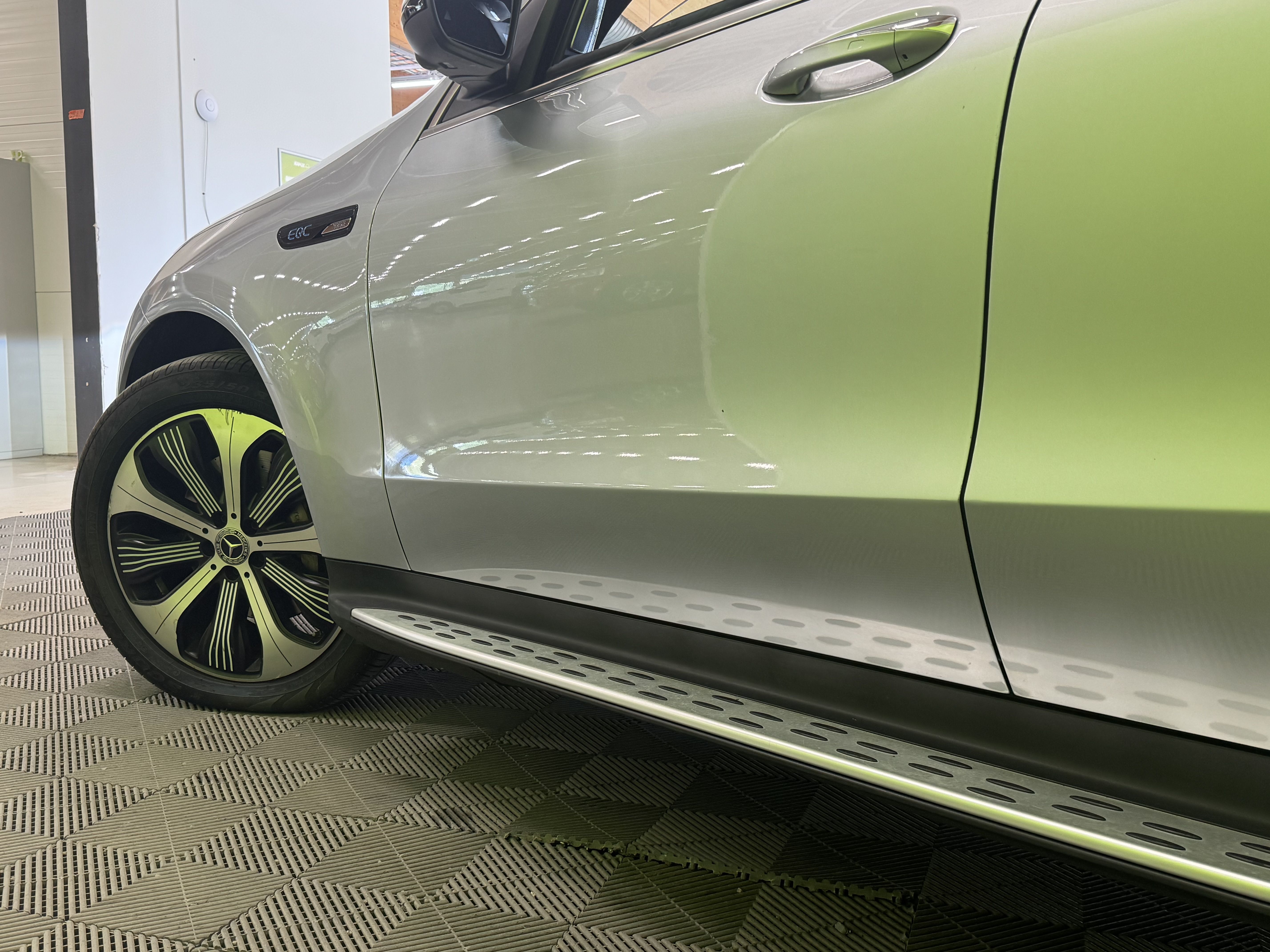 Mercedes-Benz EQC 2020, photo 2/9