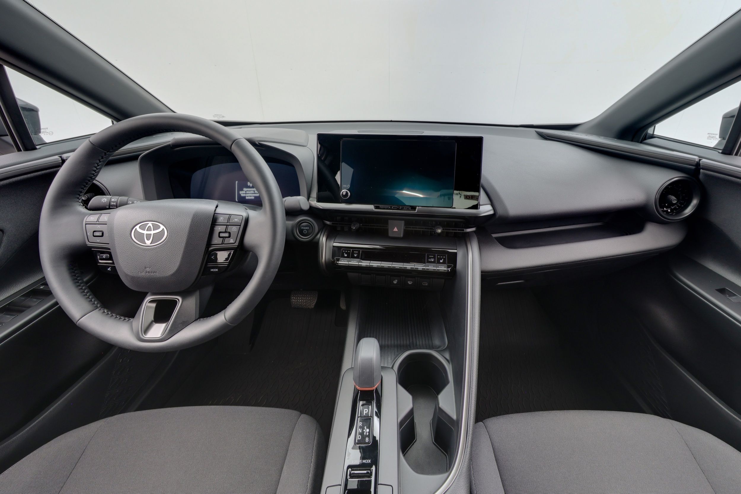 Toyota C-HR 2,0 Plug-in Hybrid 2025, photo 7/26