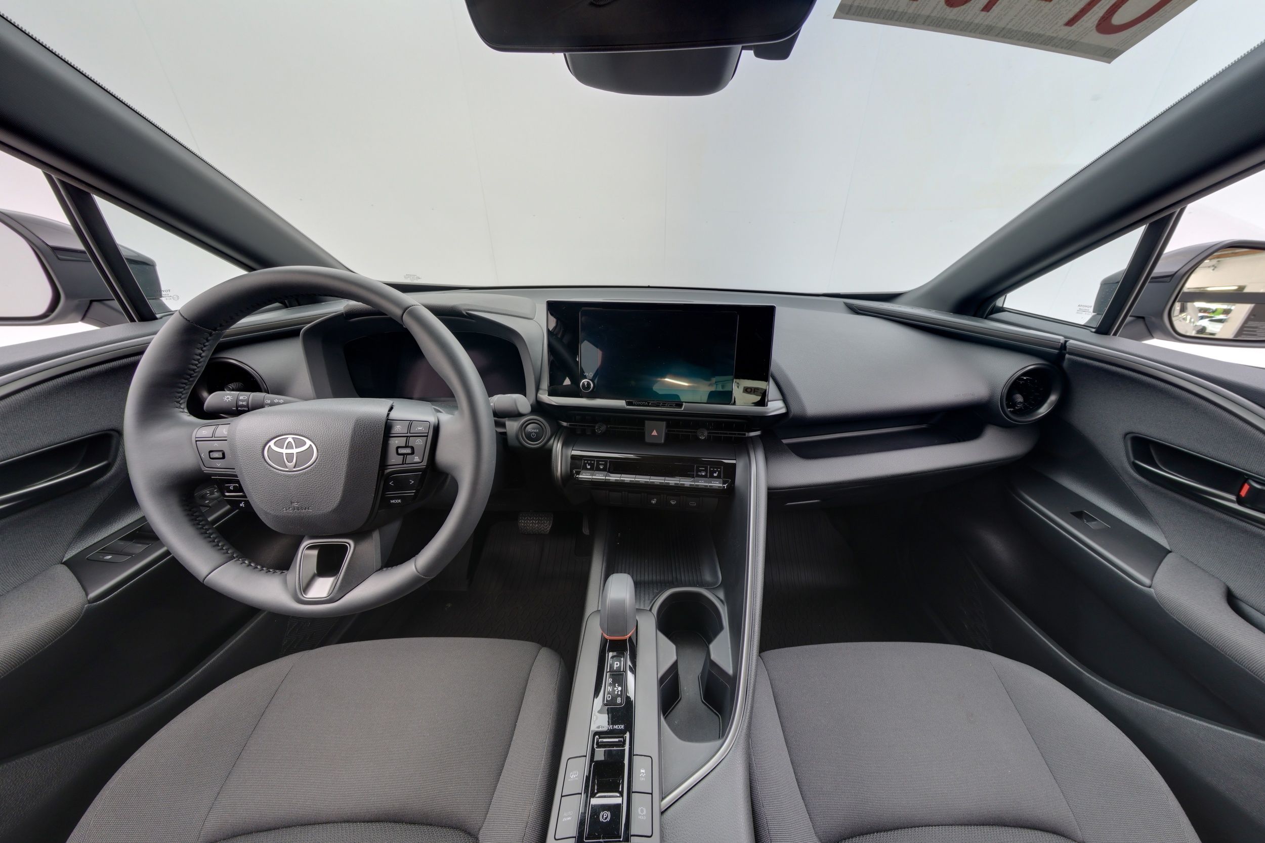 Toyota C-HR 2,0 Plug-in Hybrid 2025, photo 7/26