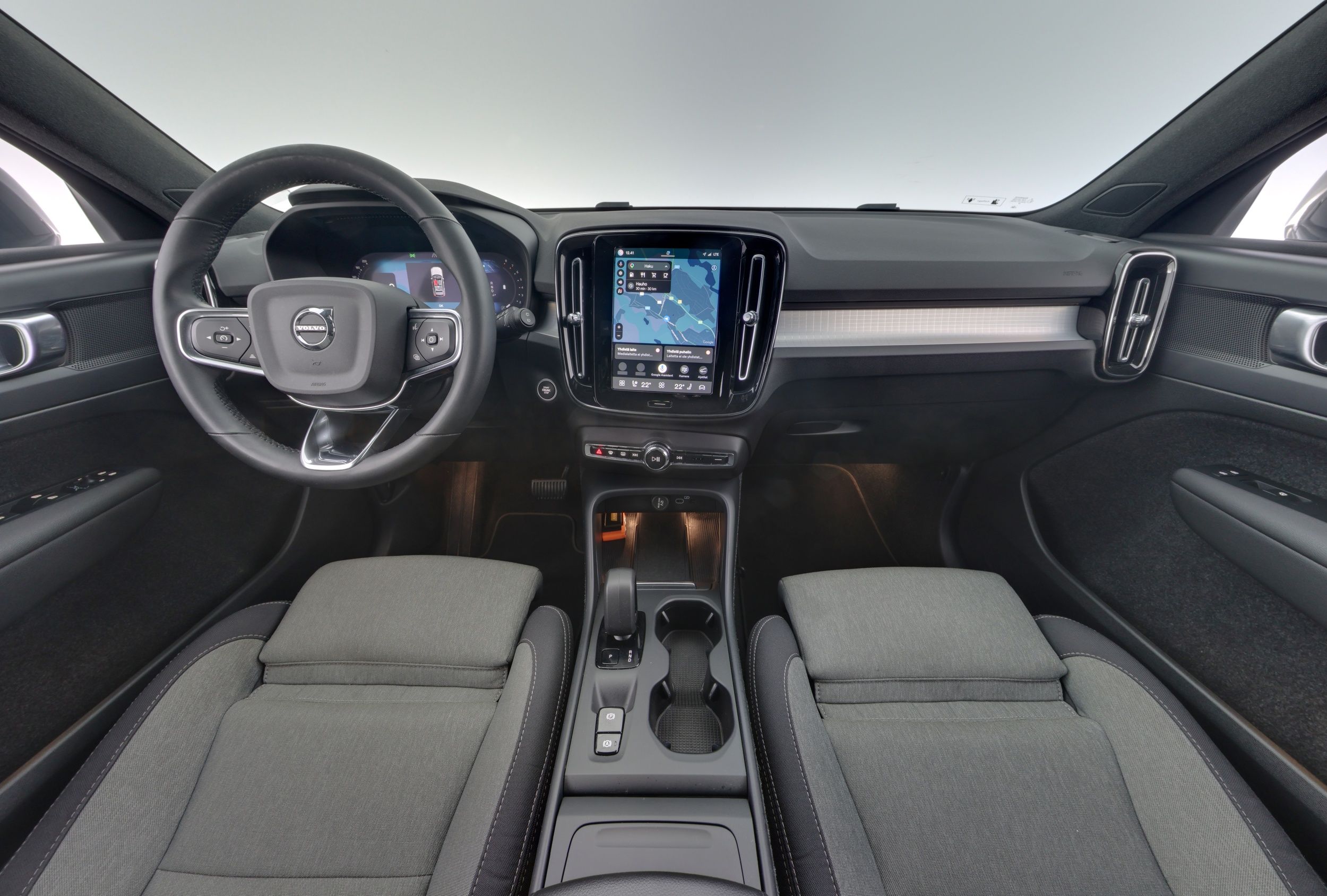 Volvo XC40 2023, photo 7/26