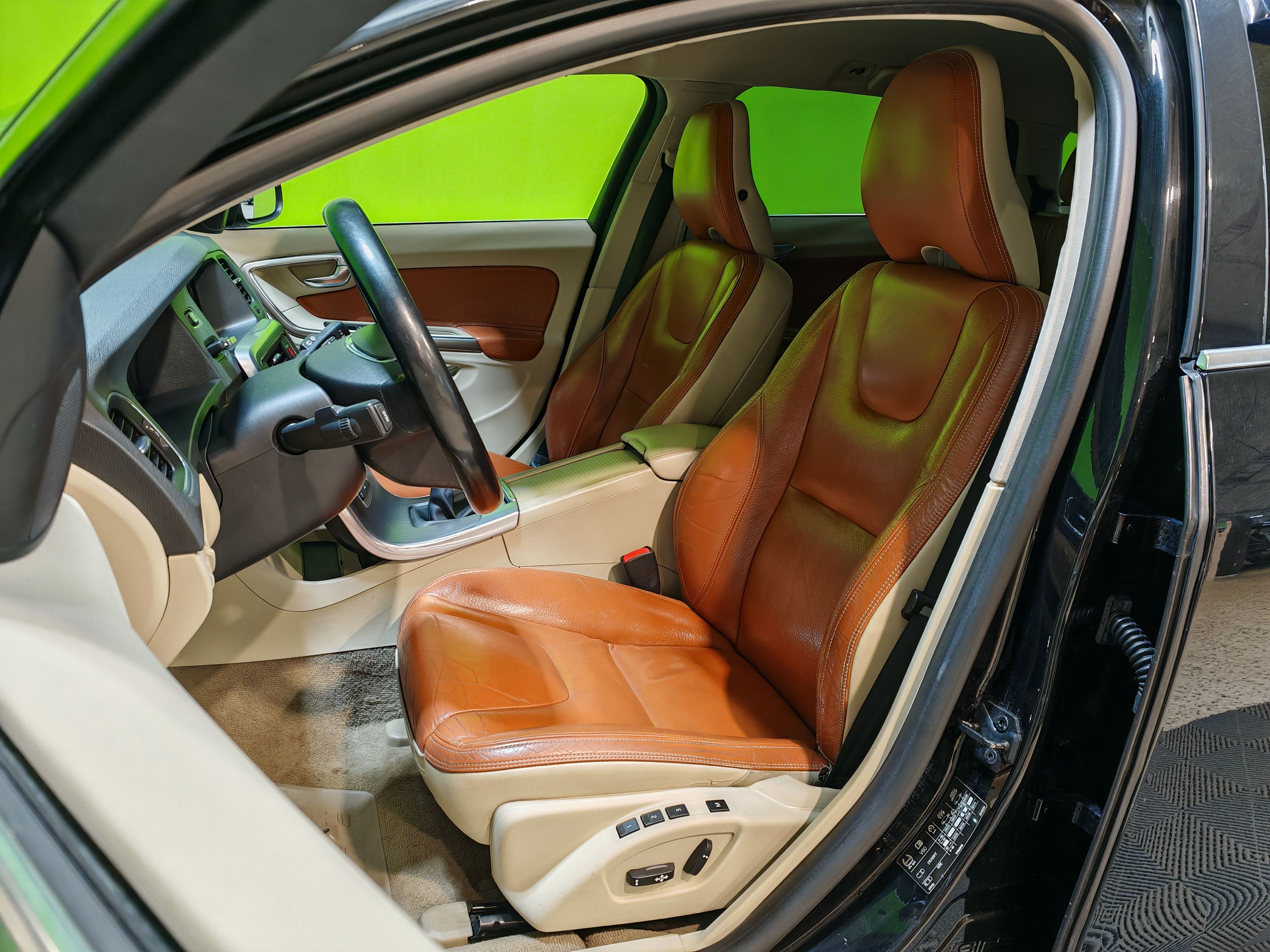 Volvo V60 T3 R-Design 2011, kuva 7/25