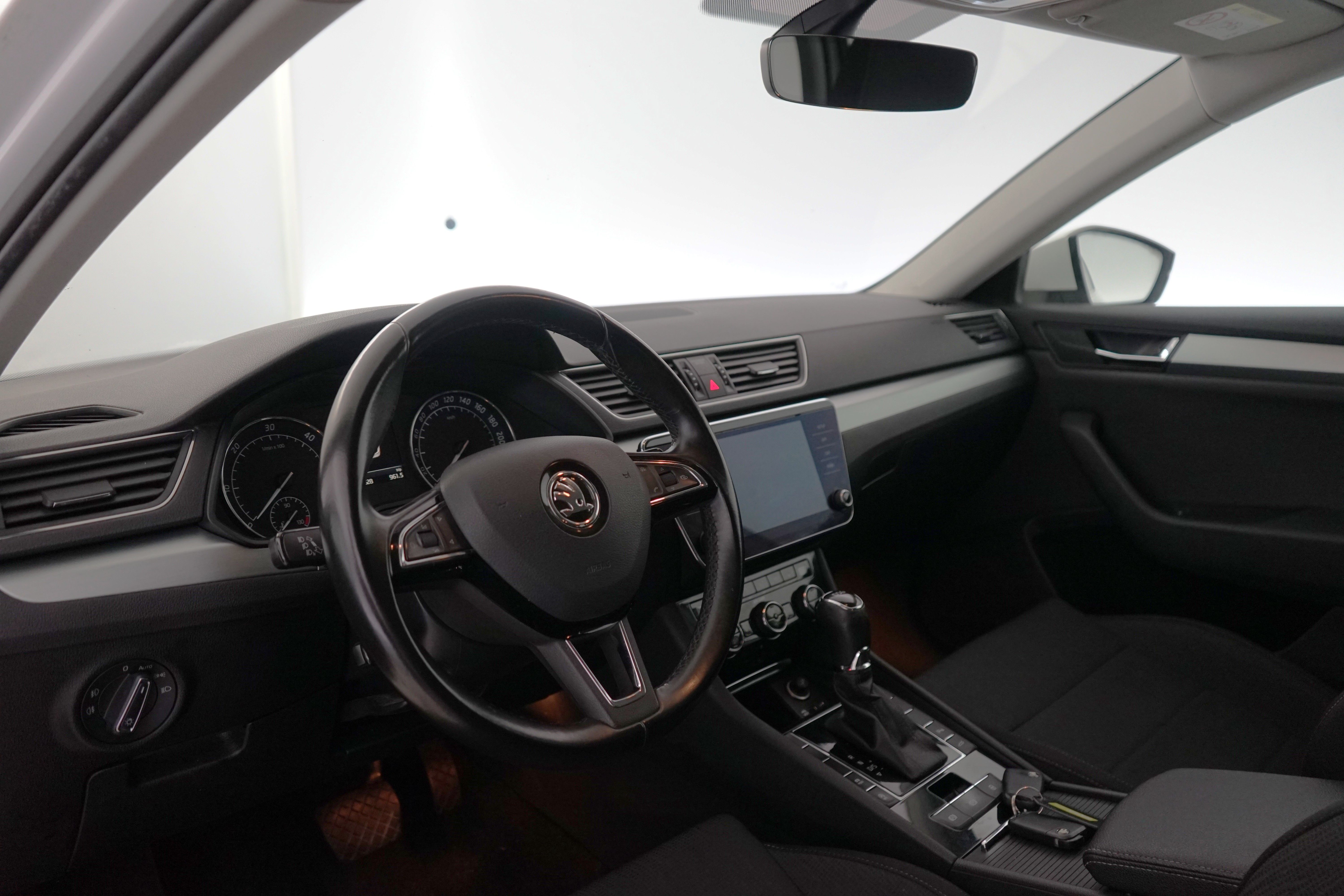 Skoda Superb 2017, photo 2/20