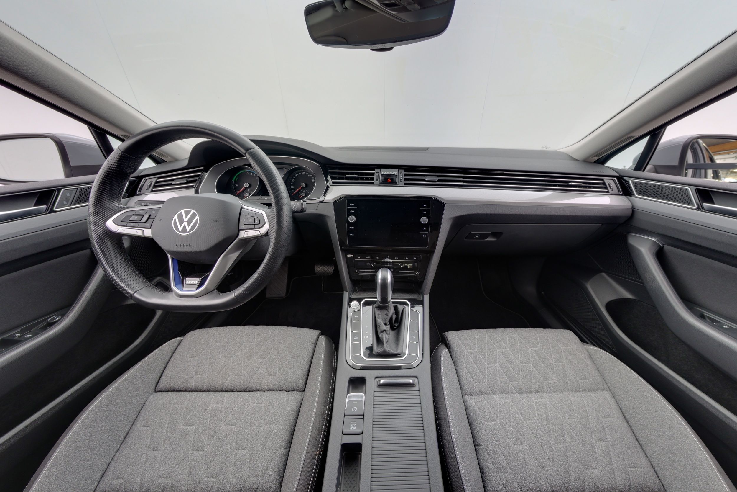 Volkswagen Passat 2023, photo 7/28