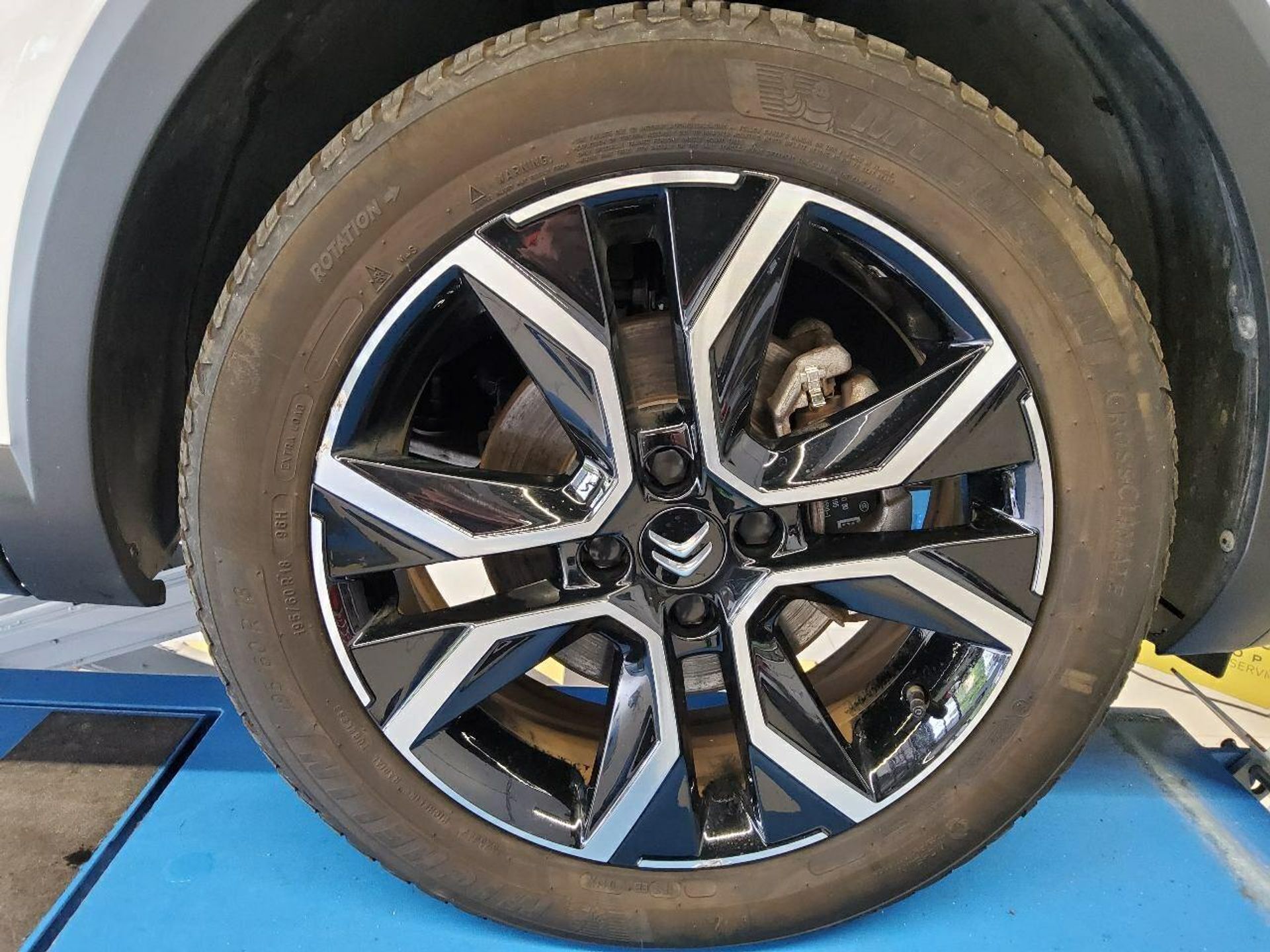 Citroen e-C4 C4 Elektromotor e-Shine 2023, kuva 3/4