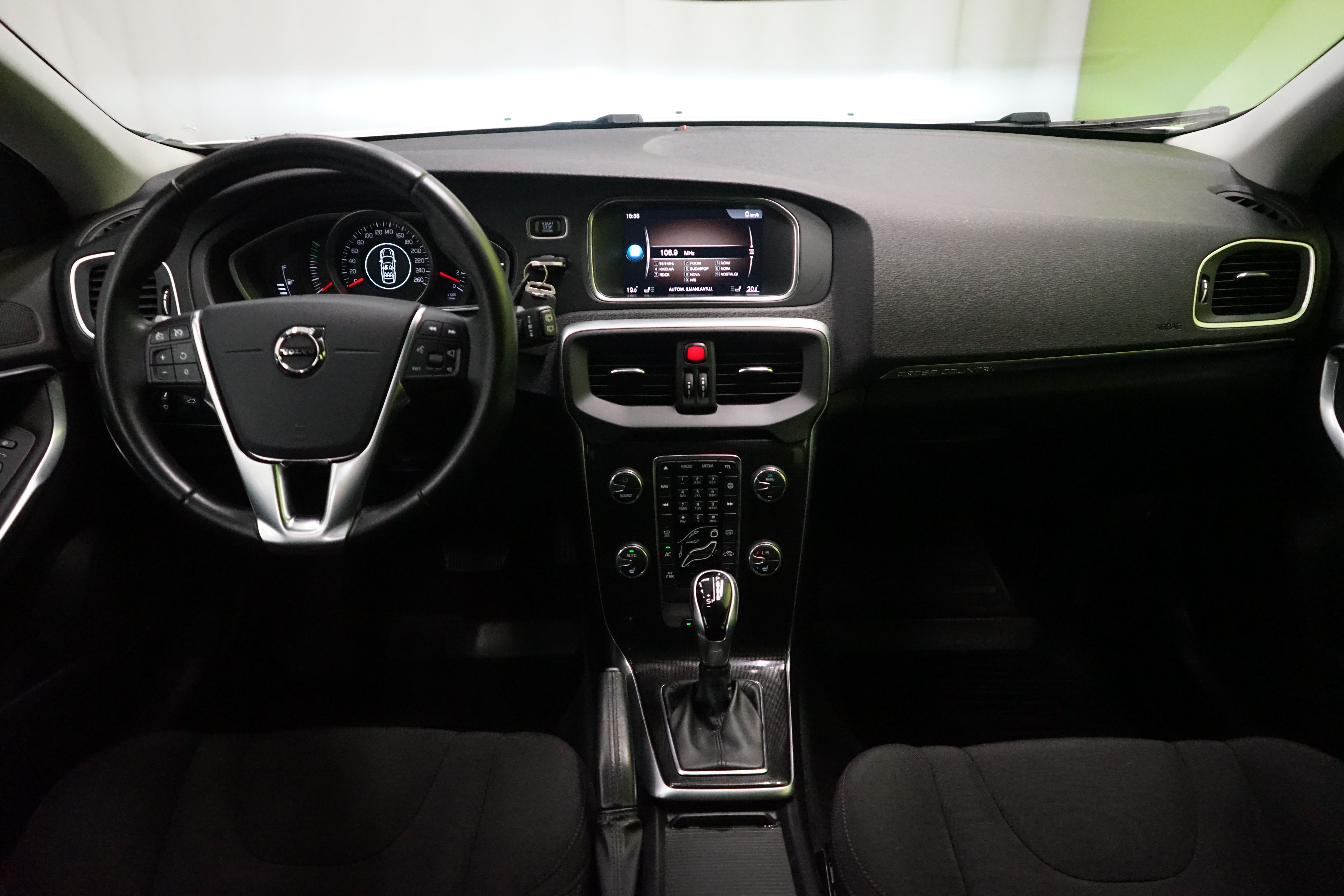 Volvo V40 Cross Country D2 Business aut 2018, photo 6/17