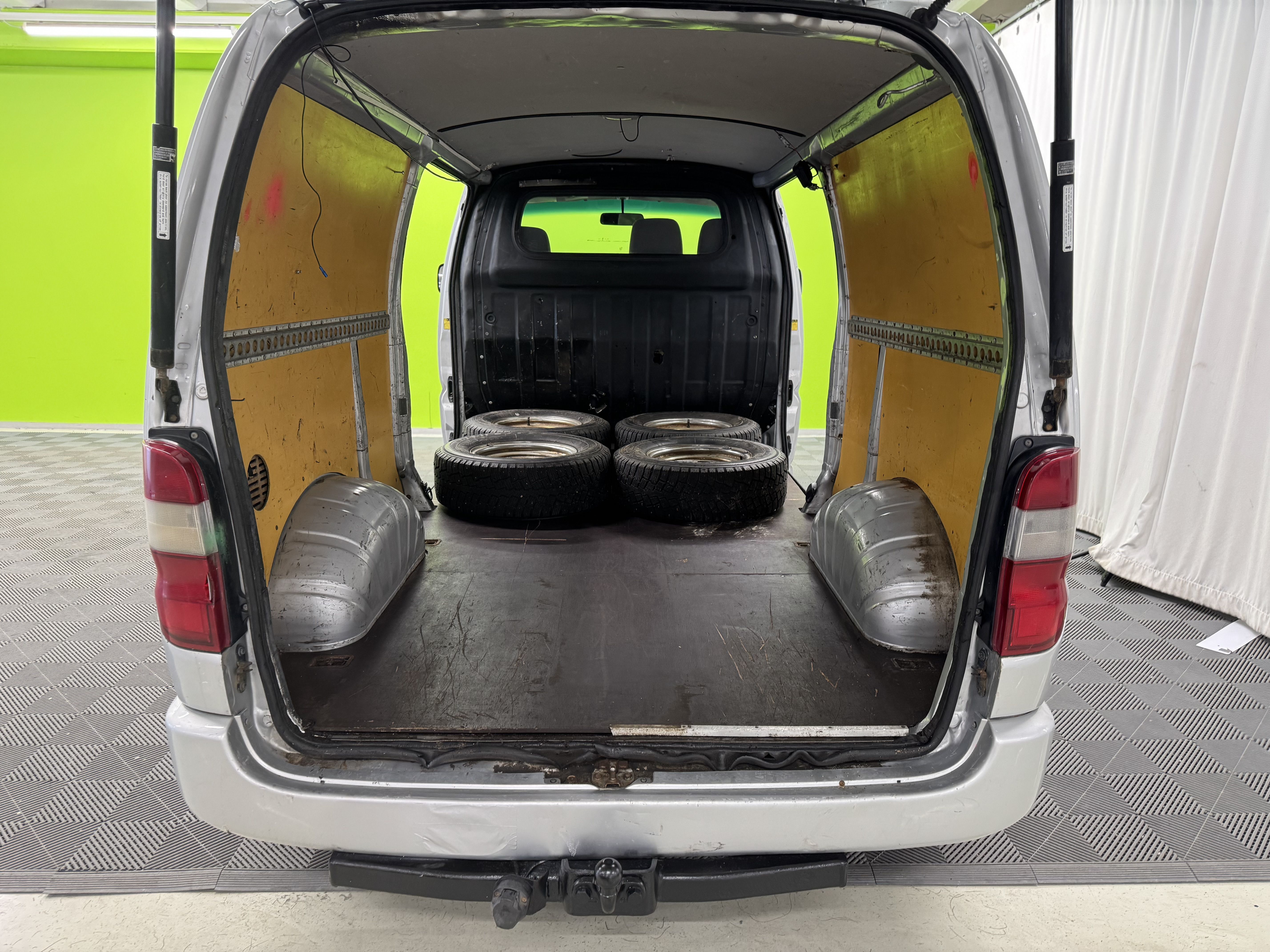 Toyota Hiace Pitkä 2,5 D-4D 4WD 2010, kuva 6/19