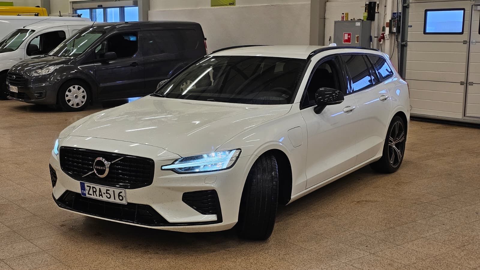 Volvo V60 T8 TwE AWD R-Design aut 2021, kuva 2/7