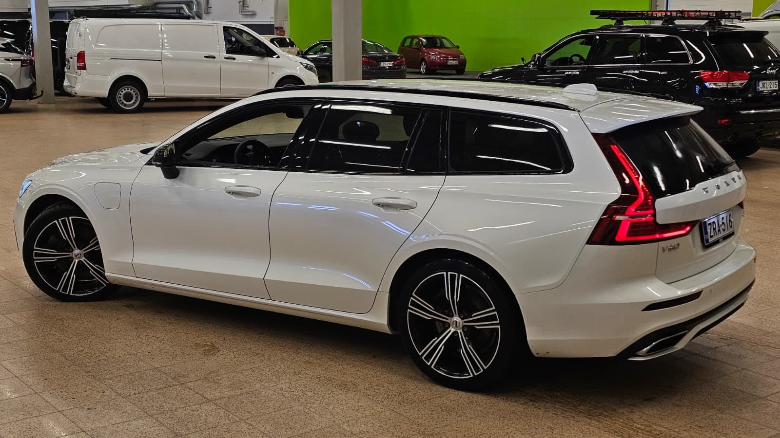 Volvo V60 T8 TwE AWD R-Design aut 2021, kuva 3/7
