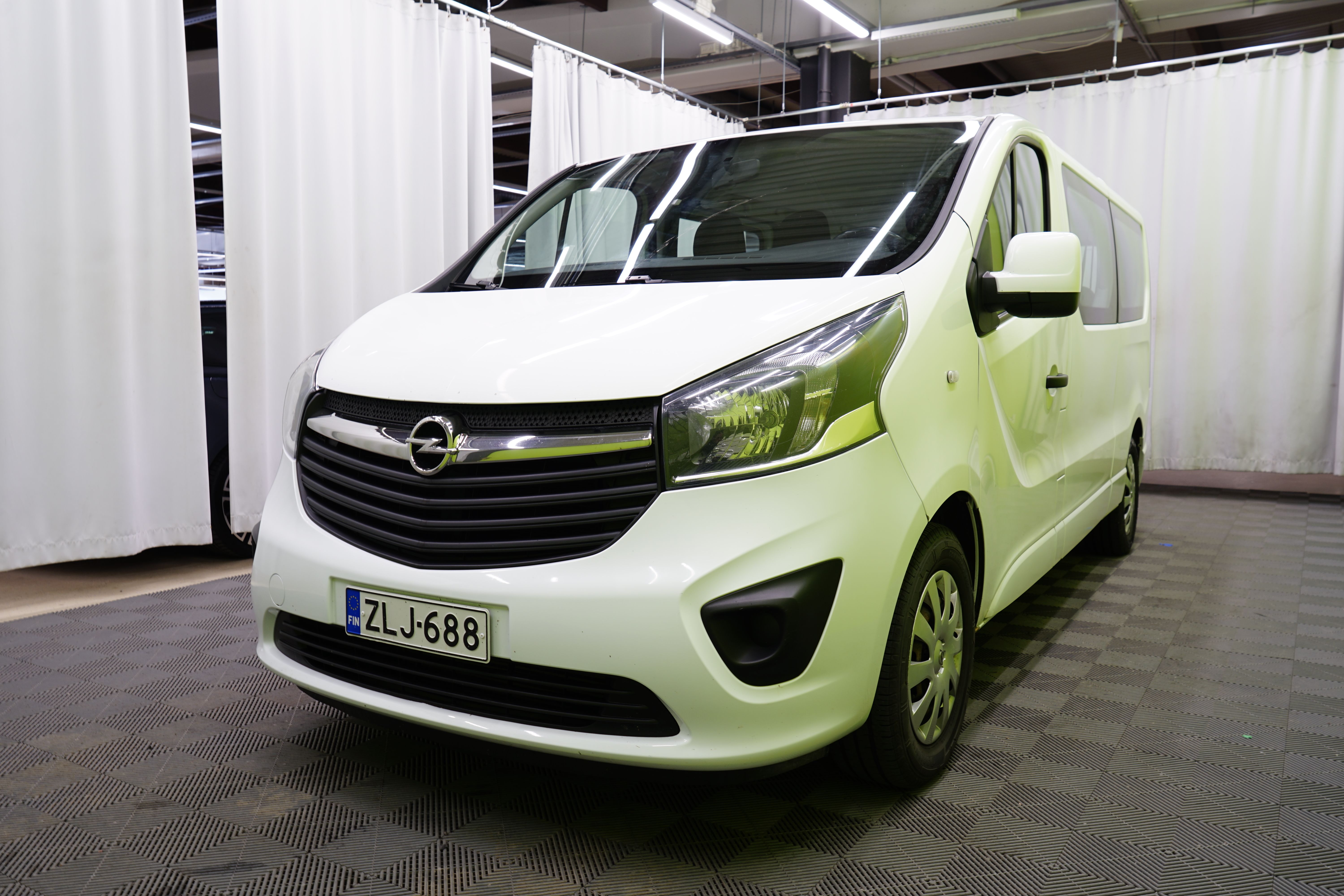 Opel Vivaro 2016, photo 2/17