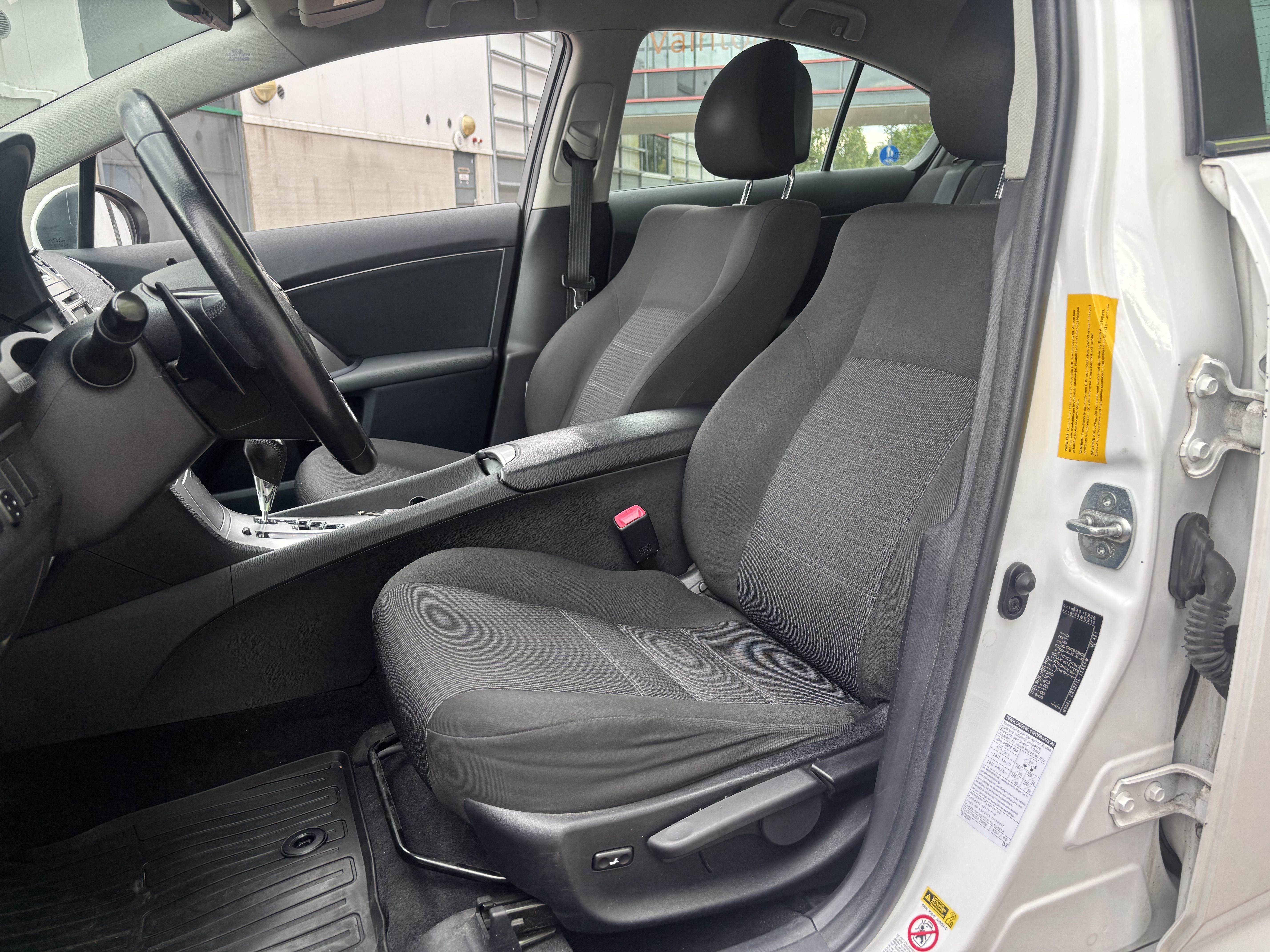 Toyota Avensis 2012, photo 3/5