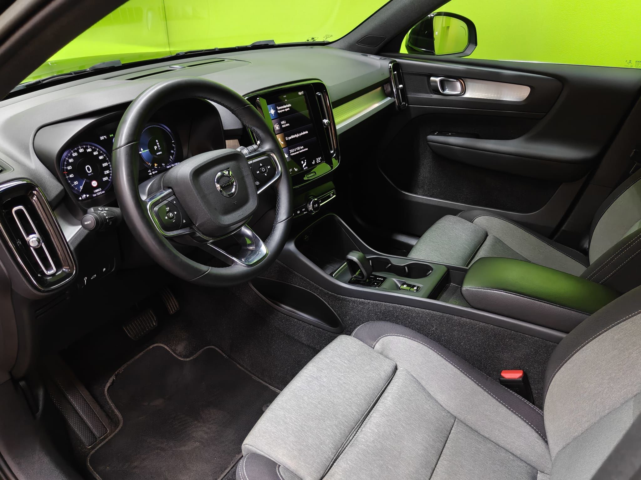 Volvo XC40 2023, photo 7/24