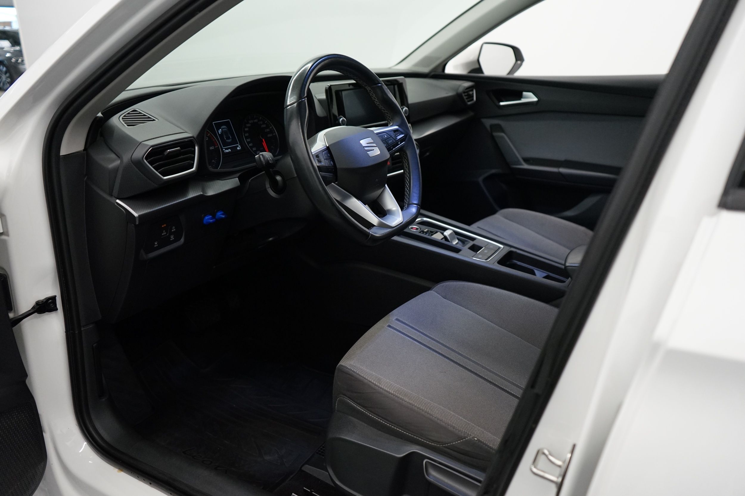 Seat Leon 1,0 eTSI 110 Hybrid Style DSG 2022, kuva 6/20
