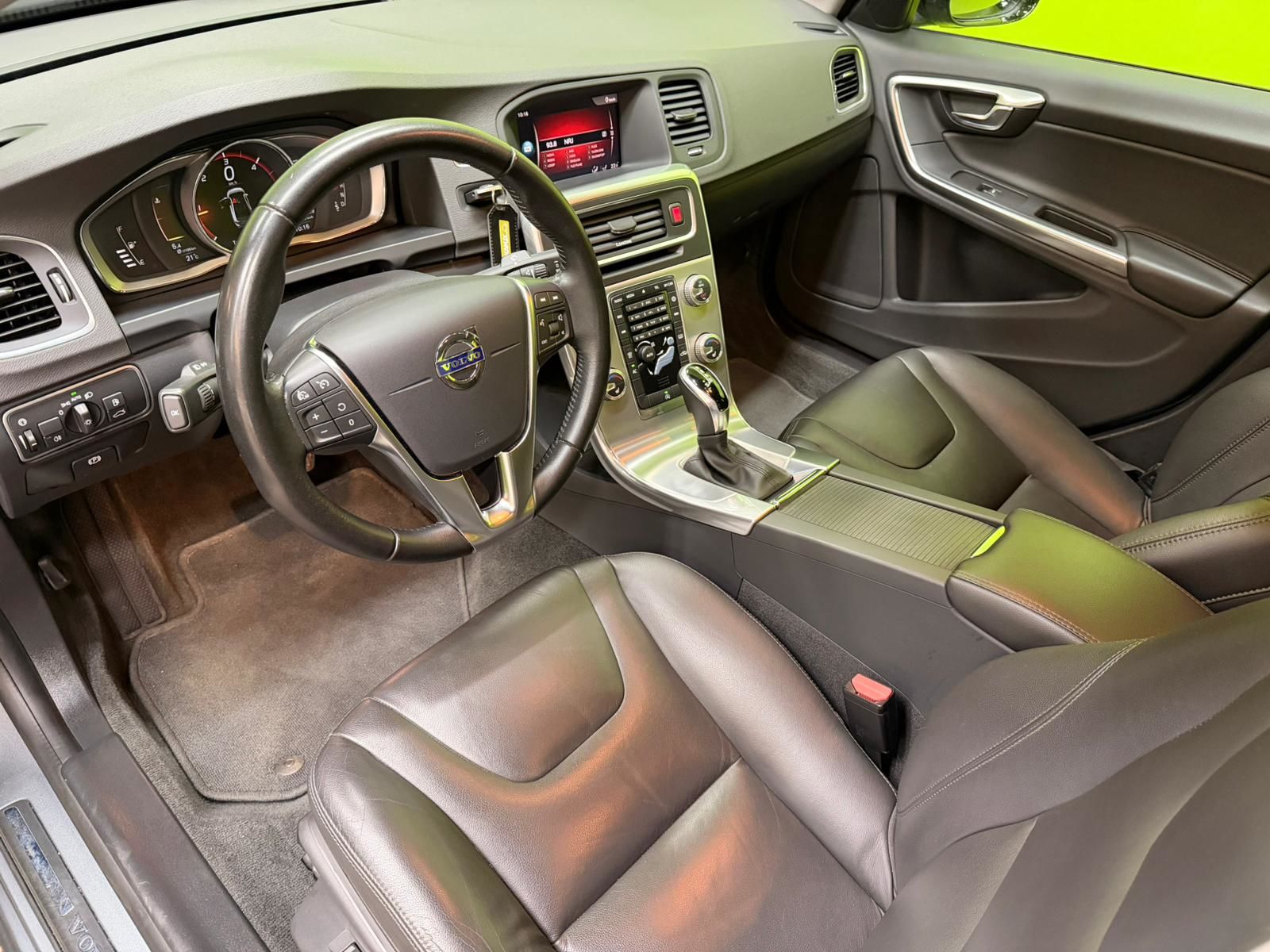 Volvo S60 Cross Country D4 Momentum 2018, photo 7/14