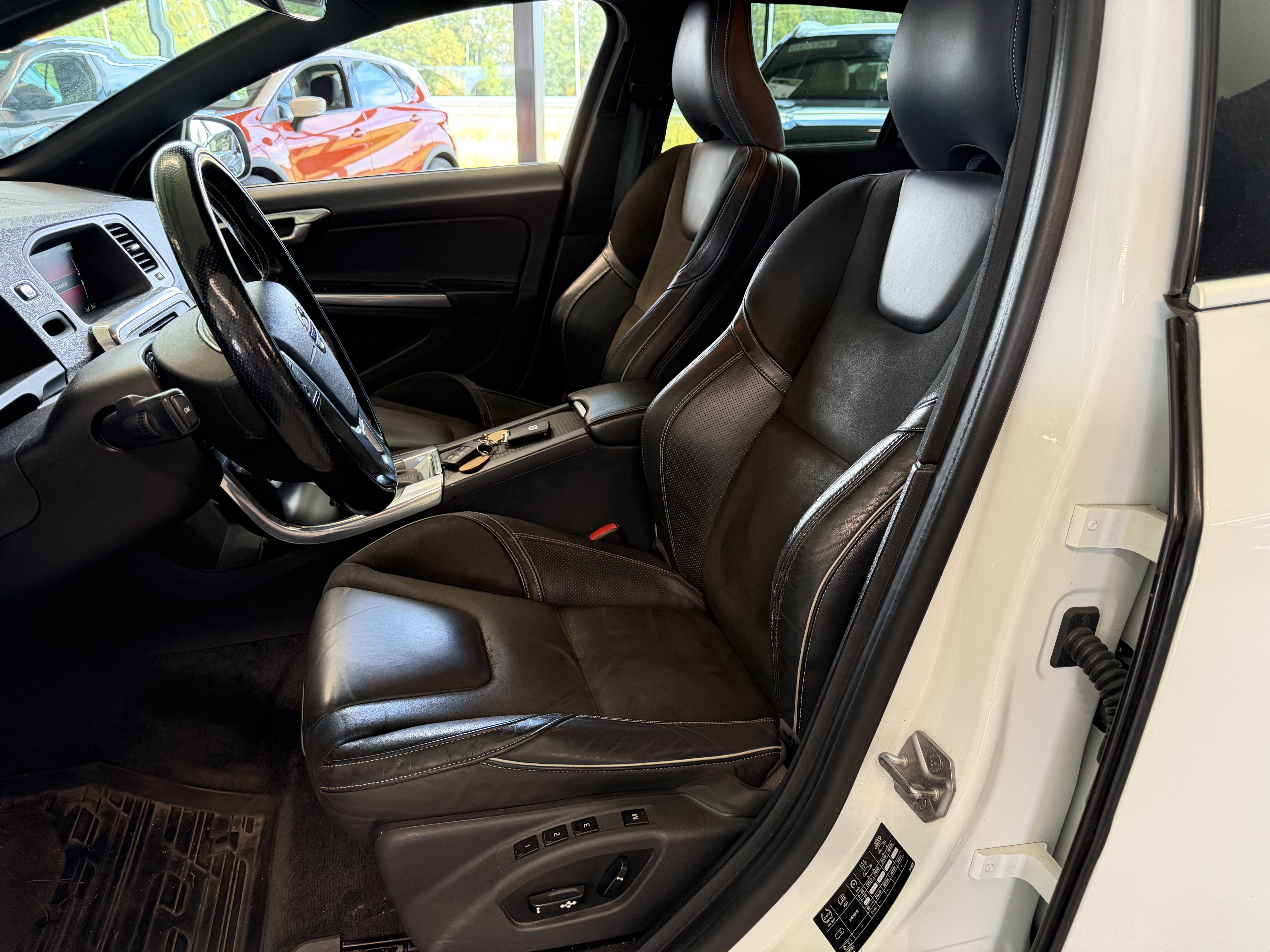Volvo V60 D4 R-Design aut 2015, photo 6/9