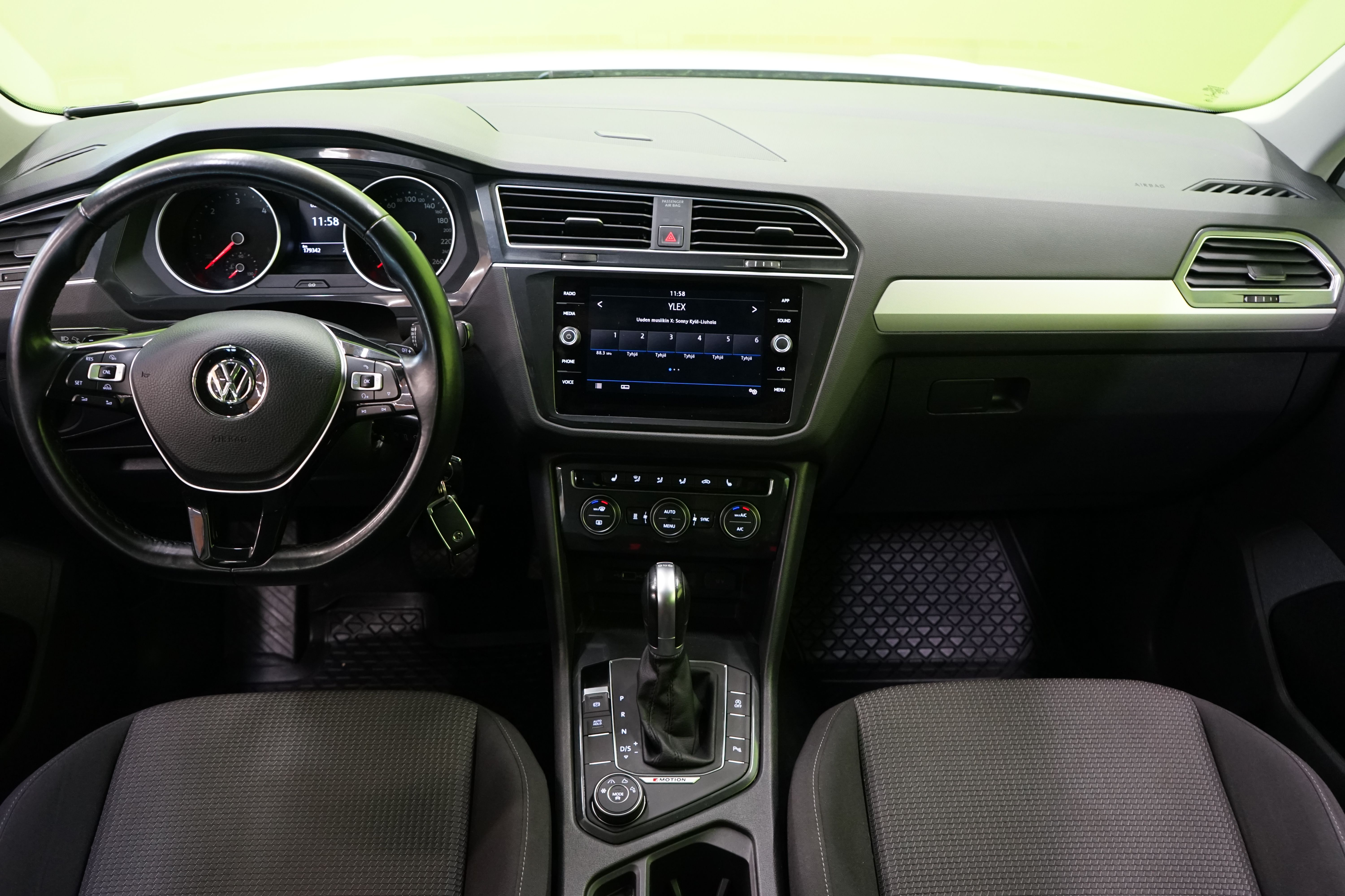 Volkswagen Tiguan 2018, photo 7/23